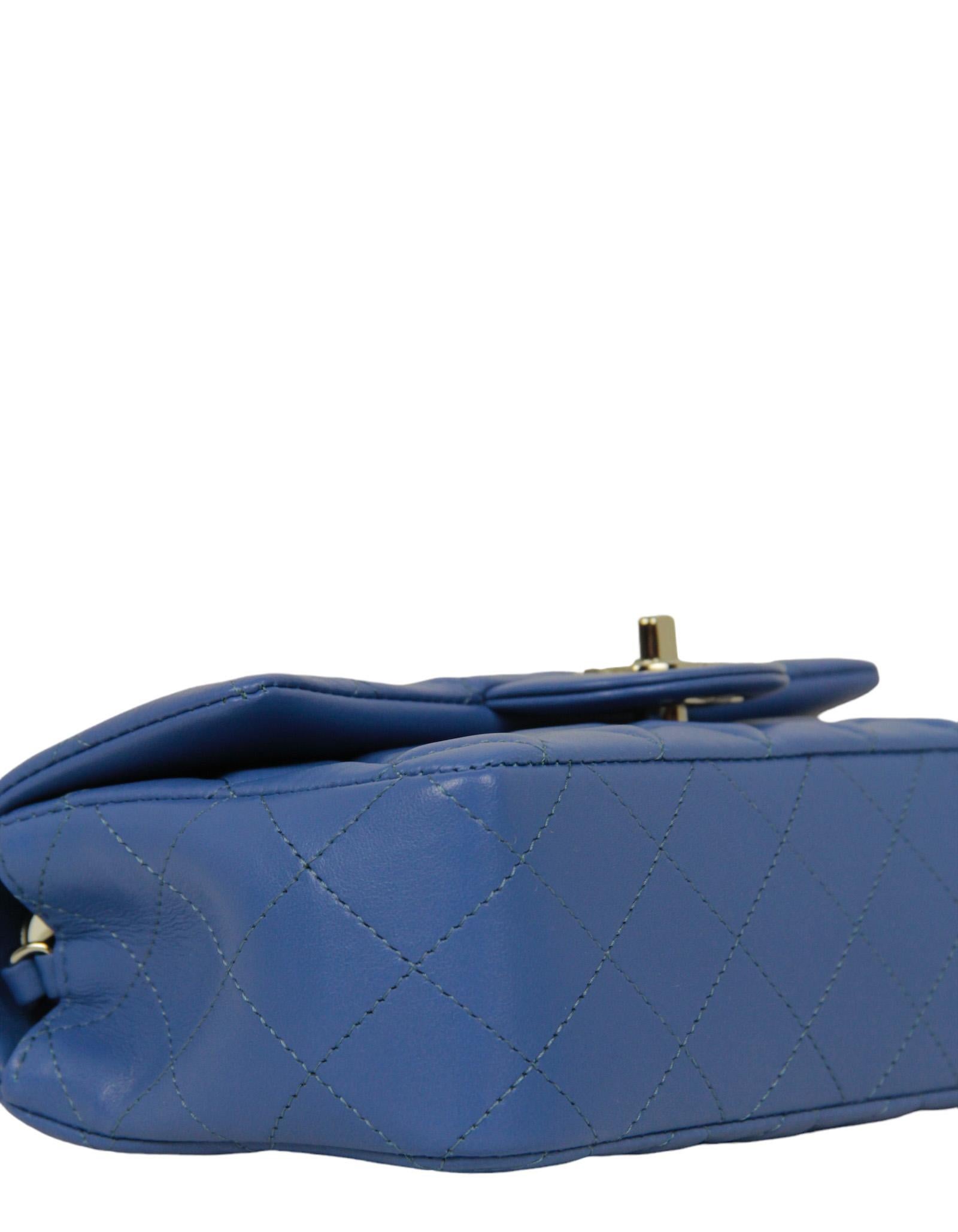 Chanel 2024 Blaue gesteppte rechteckige Mini-Klappe aus Lammfell und Leder Damen im Angebot