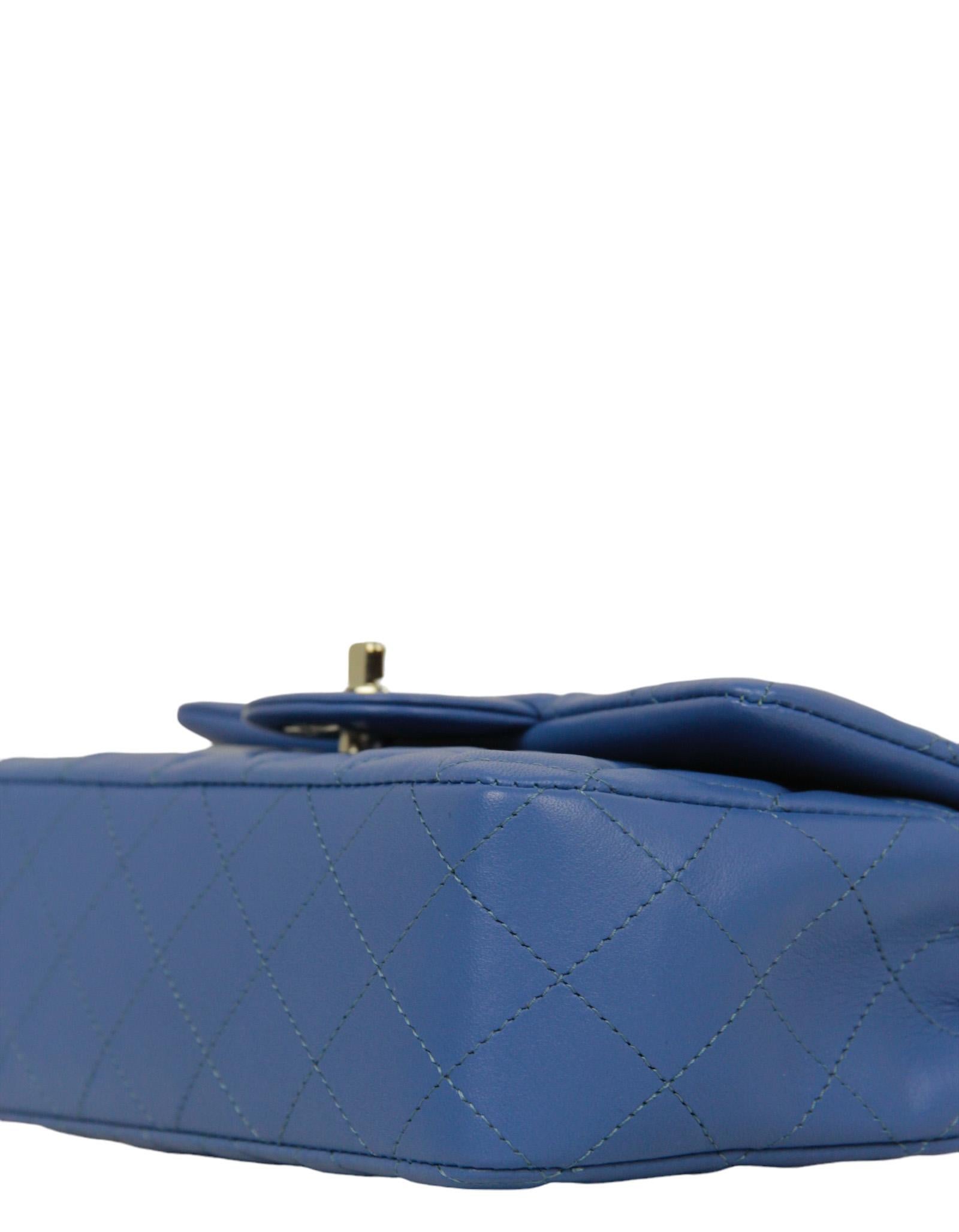 Chanel 2024 Blaue gesteppte rechteckige Mini-Klappe aus Lammfell und Leder im Angebot 1