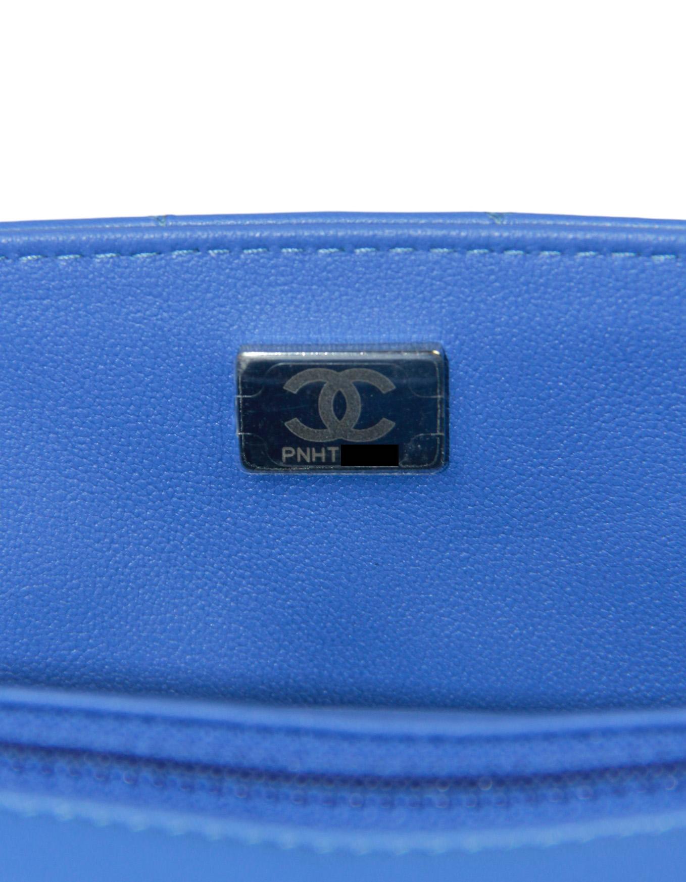 Chanel 2024 Blaue gesteppte rechteckige Mini-Klappe aus Lammfell und Leder im Angebot 3