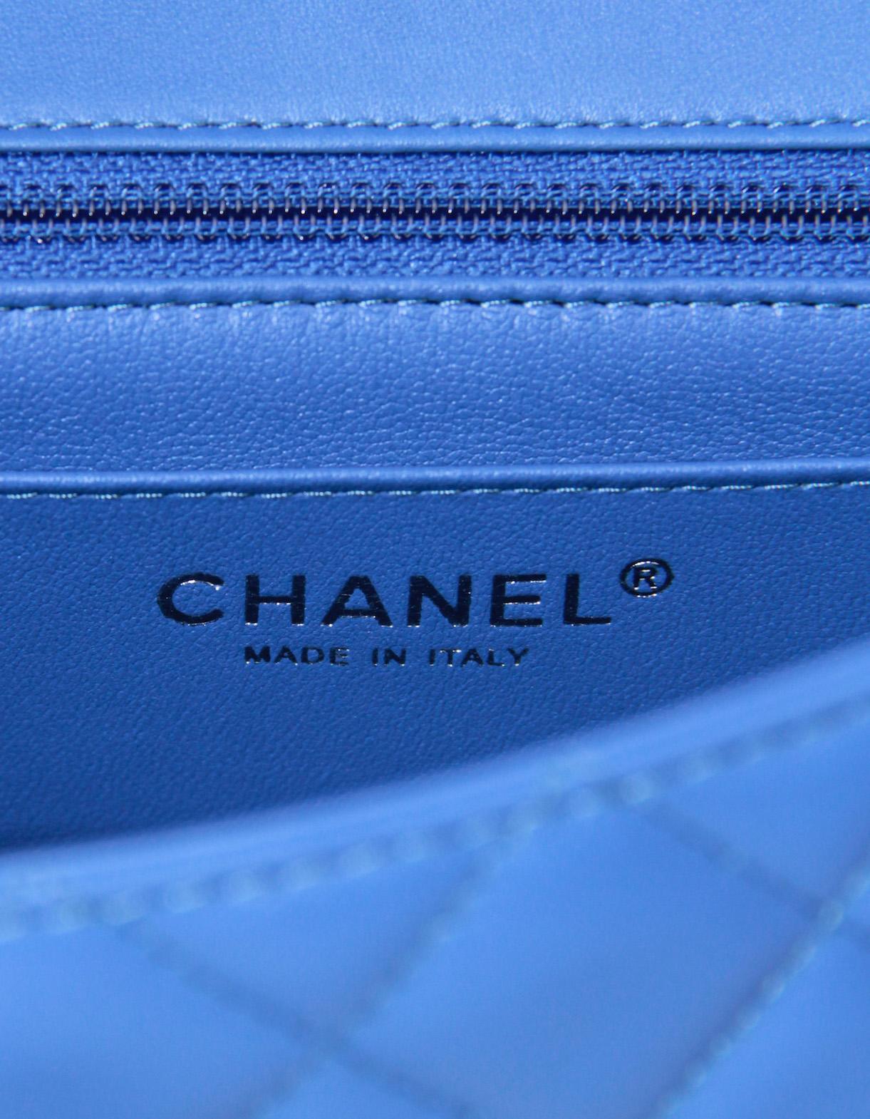 Chanel 2024 Blaue gesteppte rechteckige Mini-Klappe aus Lammfell und Leder im Angebot 4