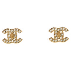 Chanel 2024 „Boucles d'oreille Clous Golden CC“ – Mikro-Ohrstecker mit Strasssteinen