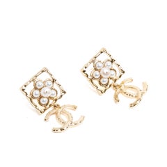 Chanel 2024 Boucles oreille Clous Golden Pearl Flower CC Earrings Studs