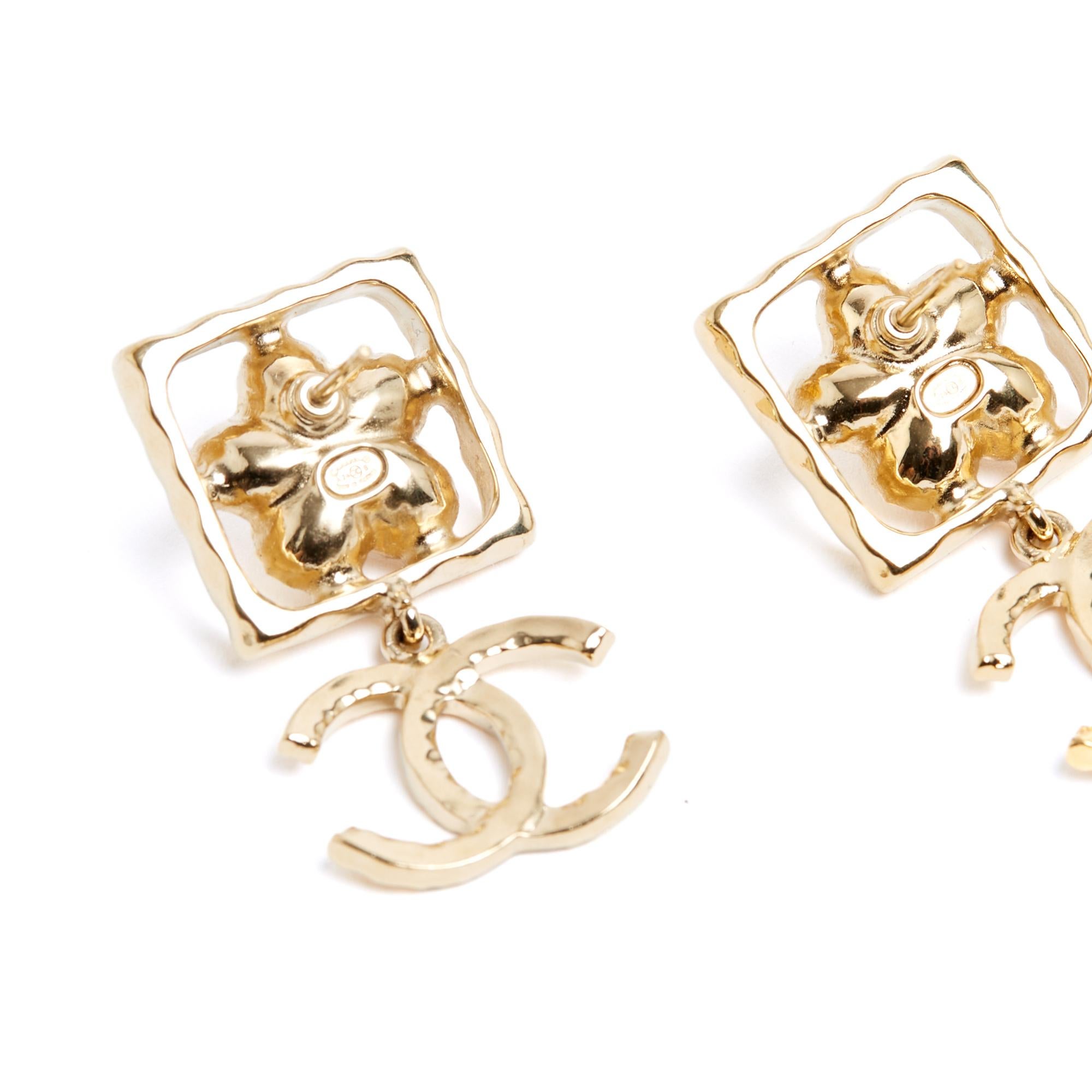 Chanel 2024 Boucles oreille Clous Golden Pearl Flower CC Earrings Studs In New Condition For Sale In PARIS, FR