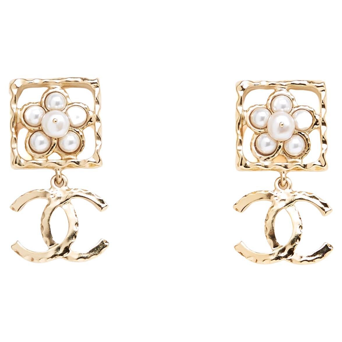 Chanel 2024 Boucles oreille Clous Golden Pearl Flower CC Earrings Studs For Sale