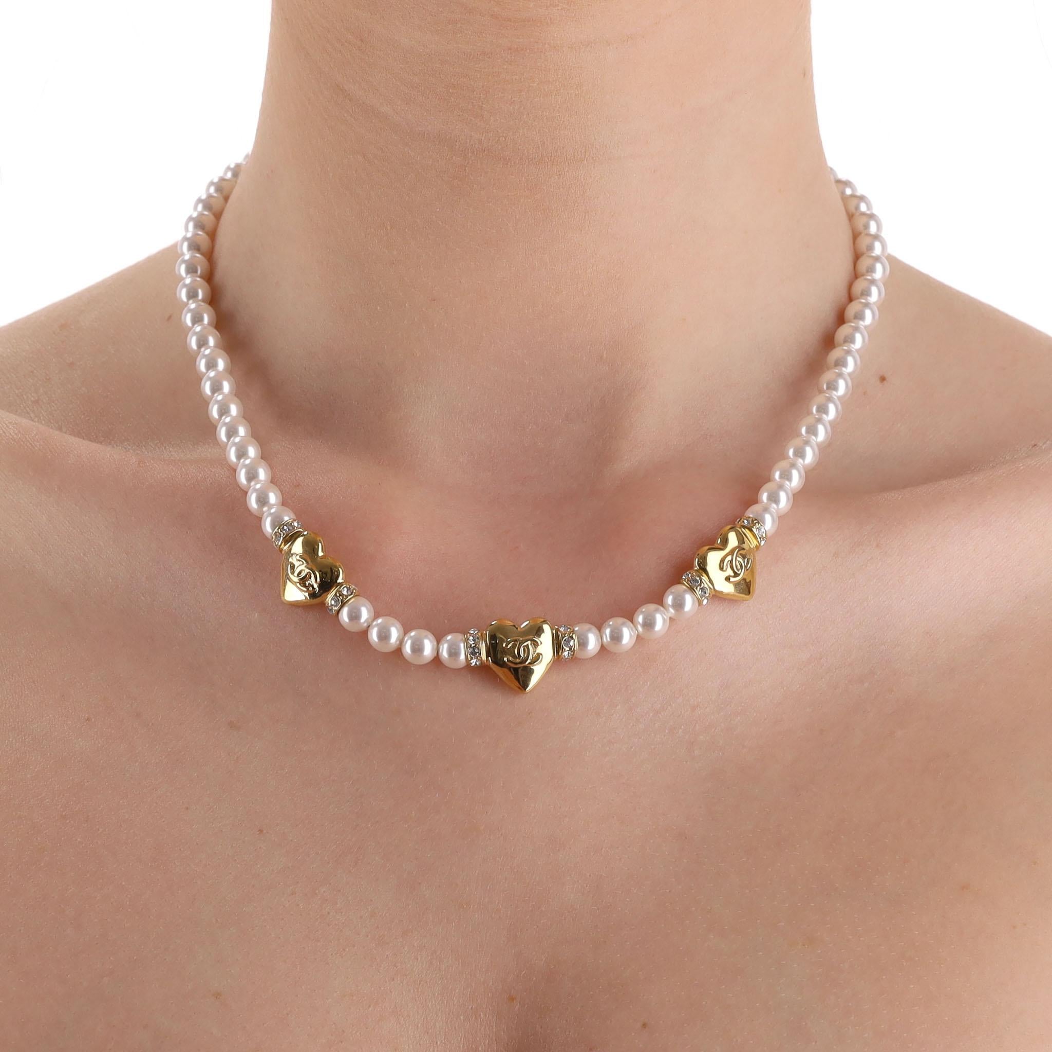 We Adore - Chanel 2024 Collection Pearl Choker Necklace With 'CC' Logo Heart Pendants

From the Spring‑Summer 2024 Pre‑Collection  is this pearl choker adorned with three hold heart pendants.

Each heart has a signature 'CC' logo embossed in the