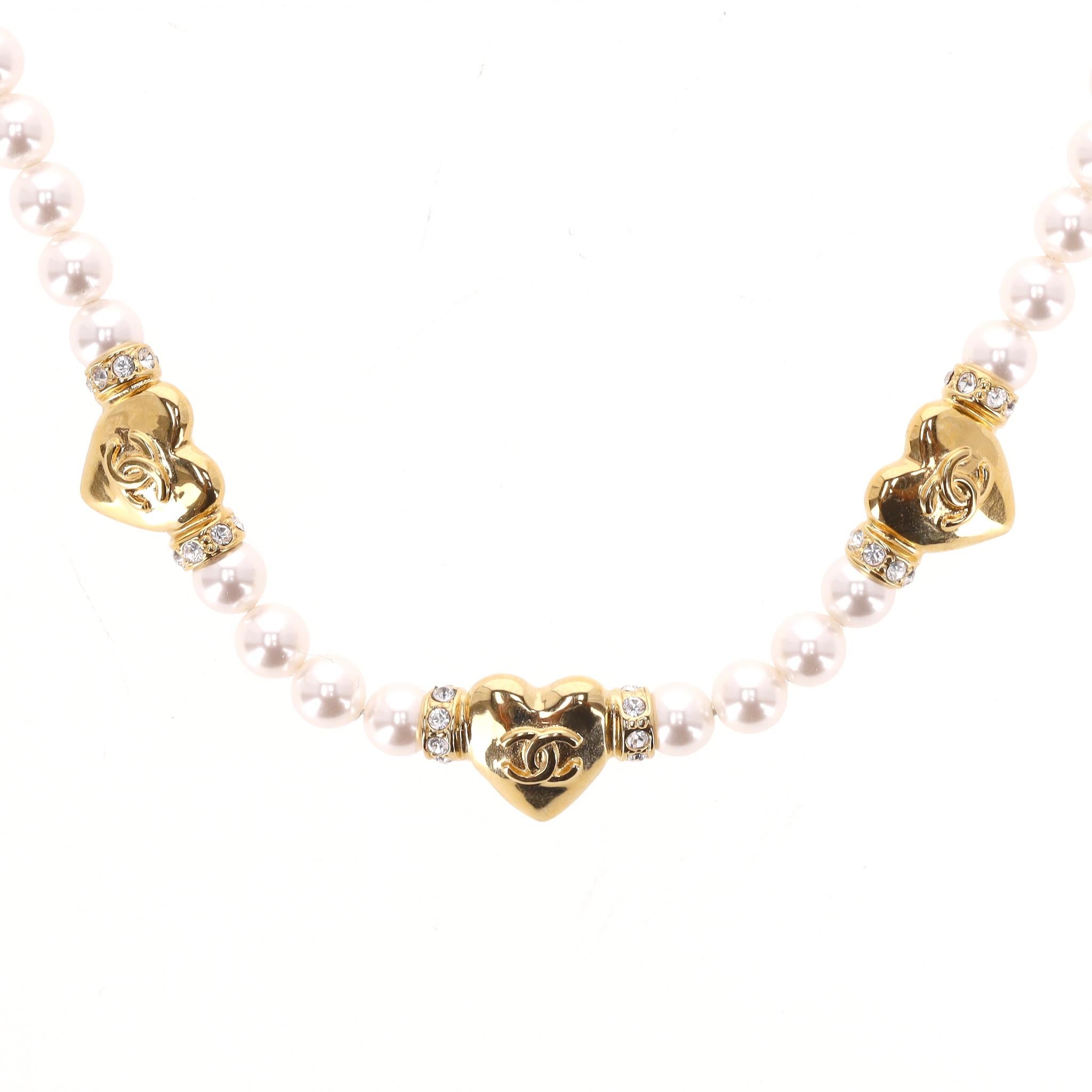 Chanel 2024 Collection Pearl Choker Necklace With 'CC' Logo Heart Pendants In Excellent Condition For Sale In London, GB
