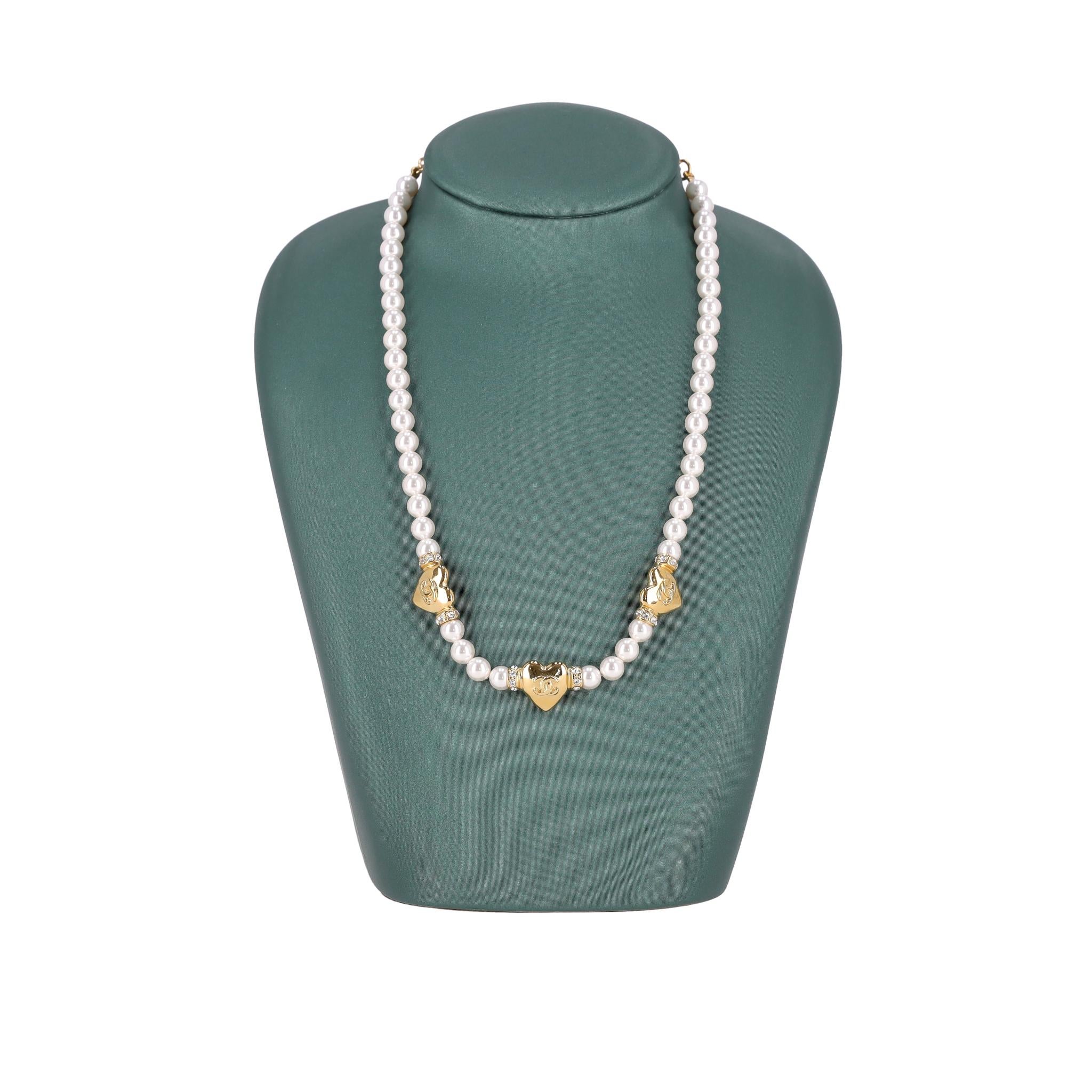 Women's Chanel 2024 Collection Pearl Choker Necklace With 'CC' Logo Heart Pendants For Sale