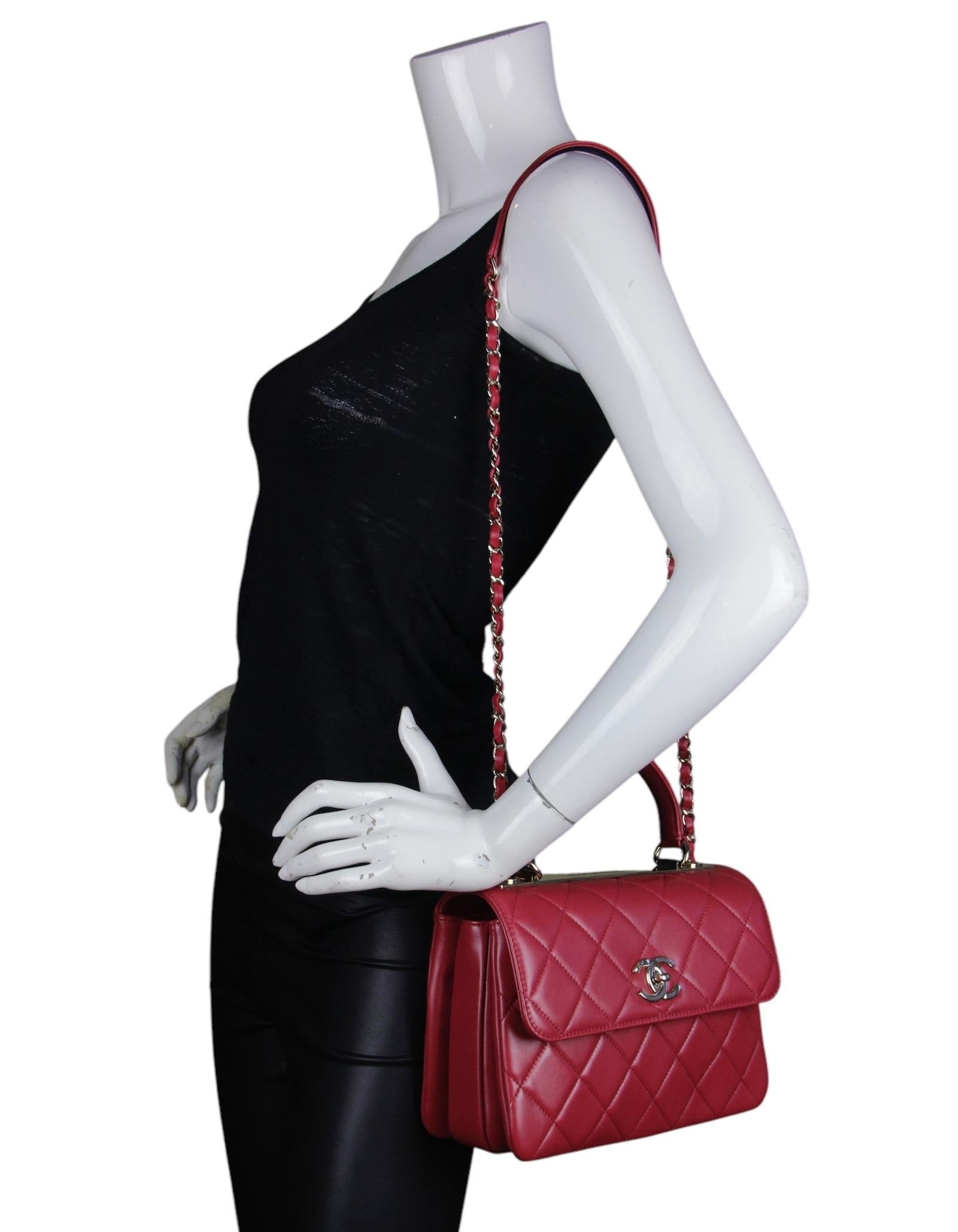 Chanel 2024 Dark Red Lambskin Quilted Small Trendy CC Dual Handle Flap Bag

Fabriqué en : Italie
Année de production : 2024
Couleur : rouge foncé 
Matériel : Pierre dorée
Matériaux : Peau d'agneau
Doublure : Cuir bourgogne 
Fermeture/ouverture :