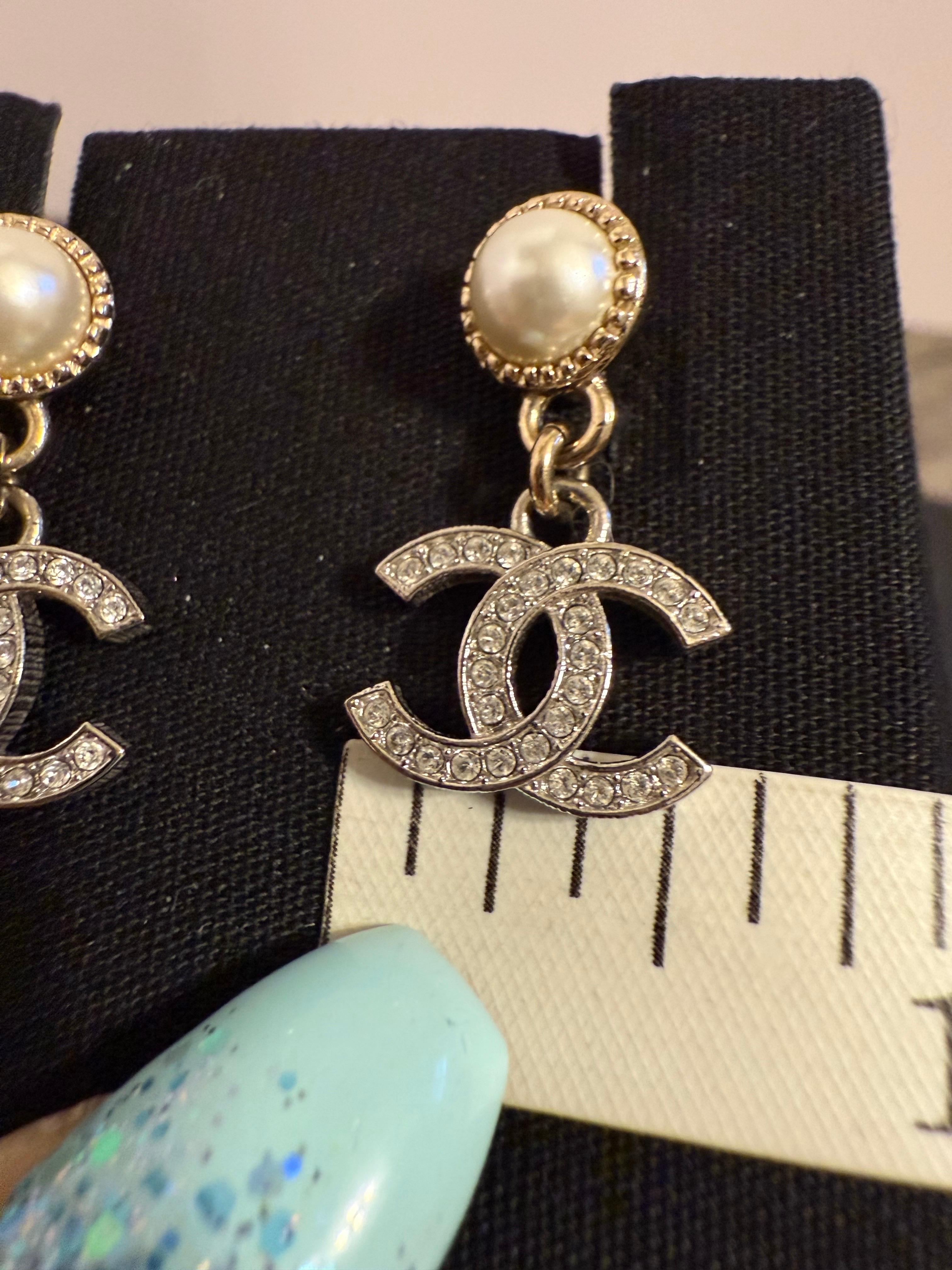 CHANEL 2024 Elegantes pendientes de perlas y cristal con logotipo CC en venta 3