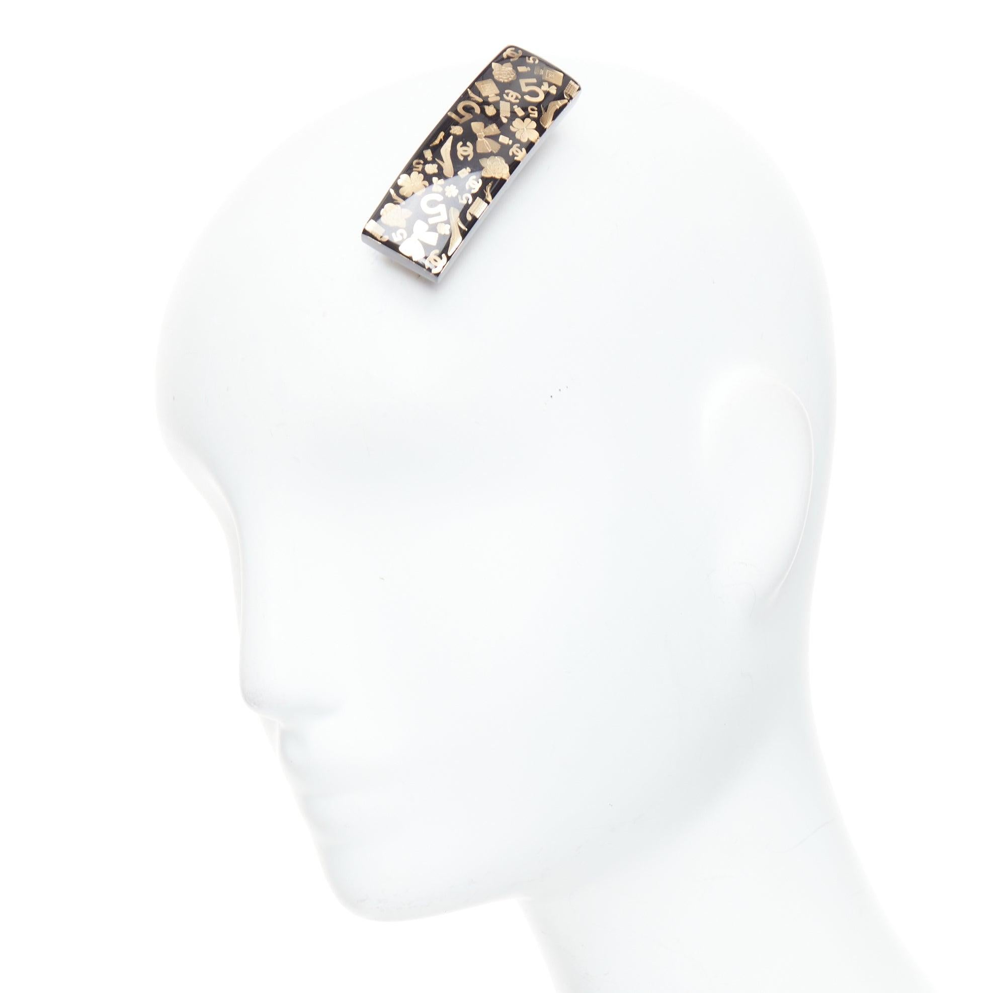 CHANEL 2024 gold CC 5 bow clover black resin hair barette
Reference: KYCG/A00141
Brand: Chanel
Designer: Virginie Viard
Collection: 2024
Material: Resin
Color: Gold, Black
Pattern: Logomania
Closure: Clip On
Extra Details: CC logo with 4 leaf clover