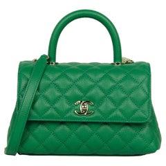 Chanel 2024 Minibolso acolchado de piel de caviar verde con solapa de asa Coco Chanel