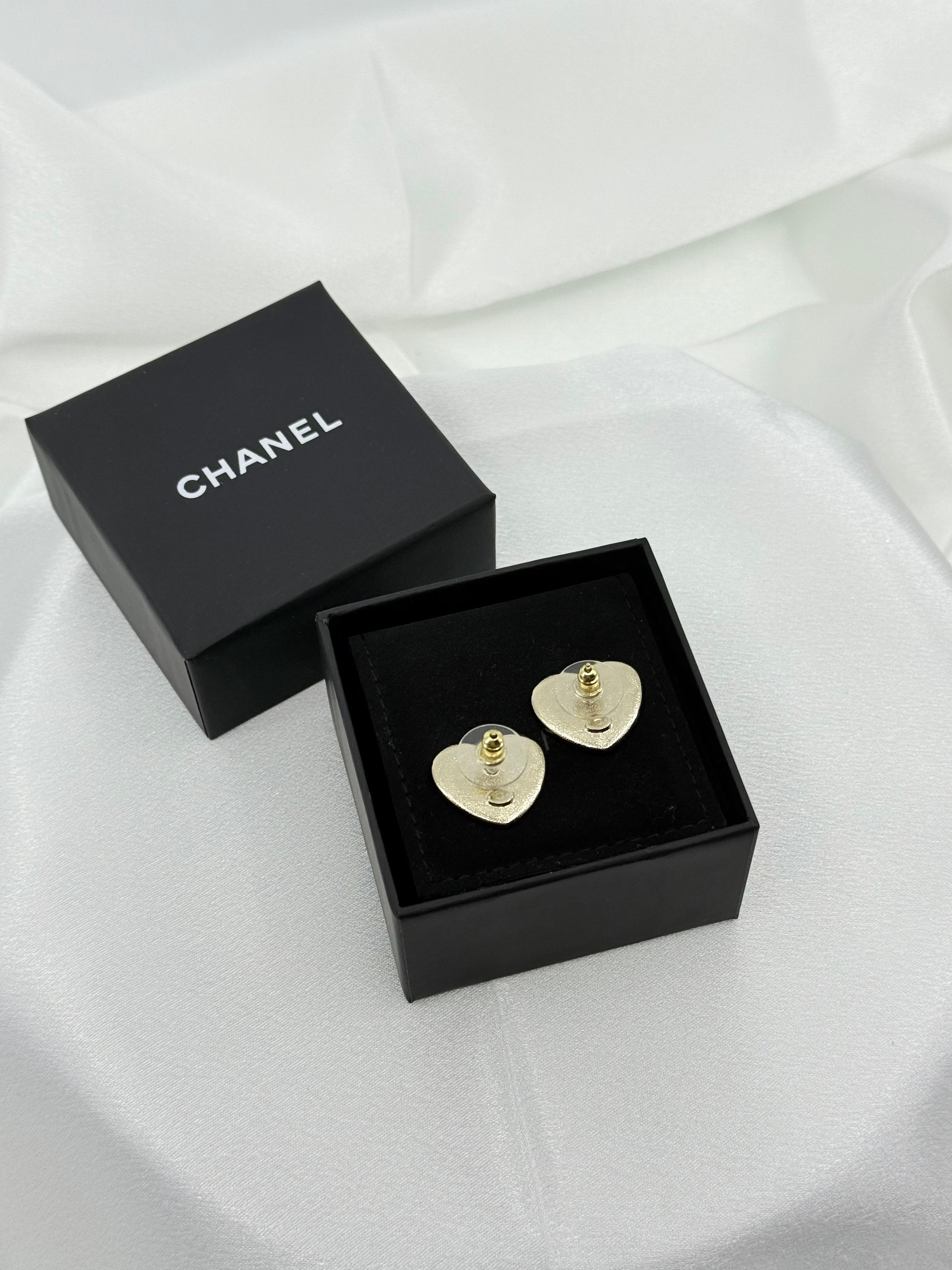 Chanel 2024 Orecchini a cuore CC rosa glitterato in vendita 6