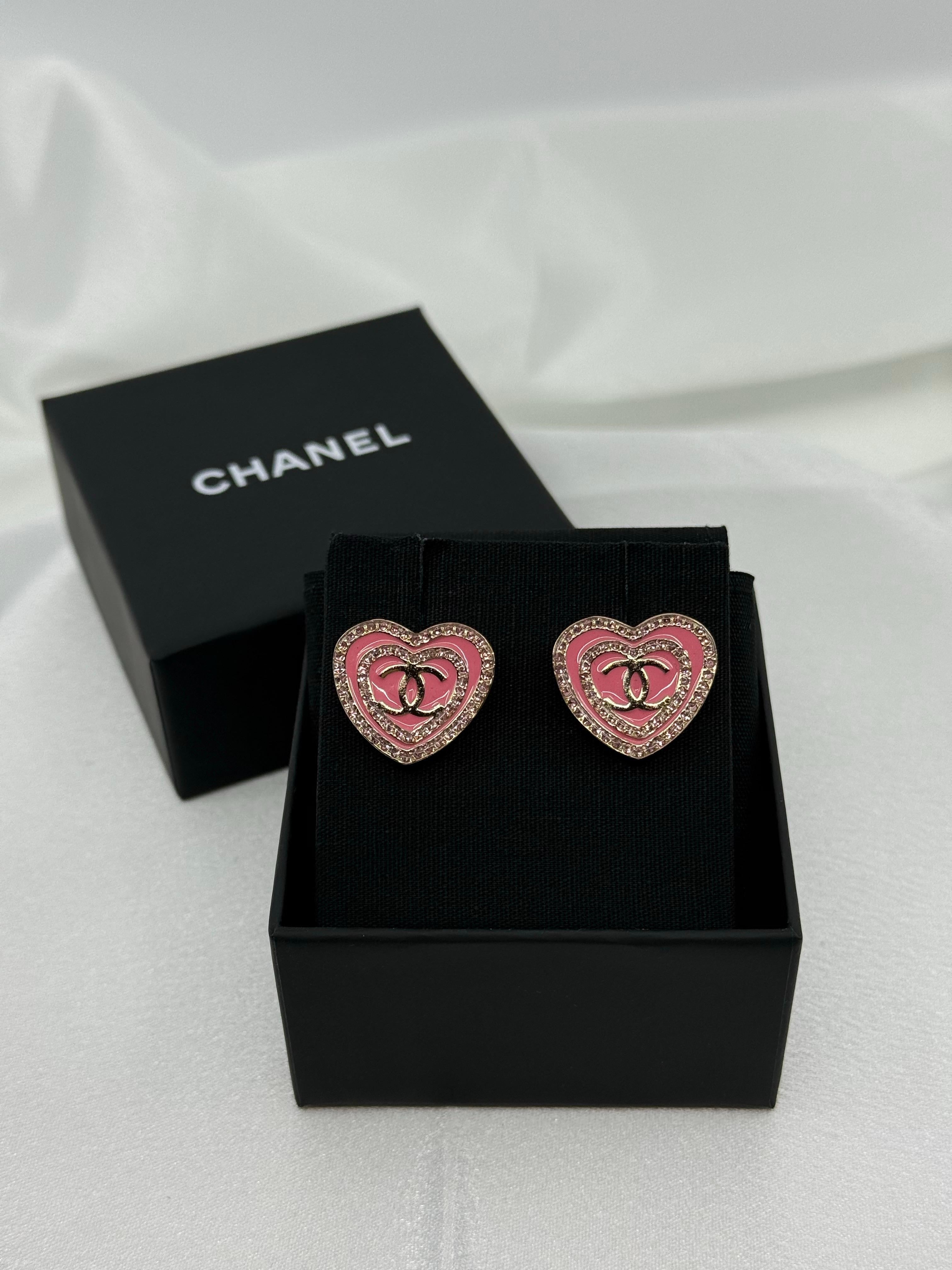 Chanel 2024 Orecchini a cuore CC rosa glitterato in vendita 7