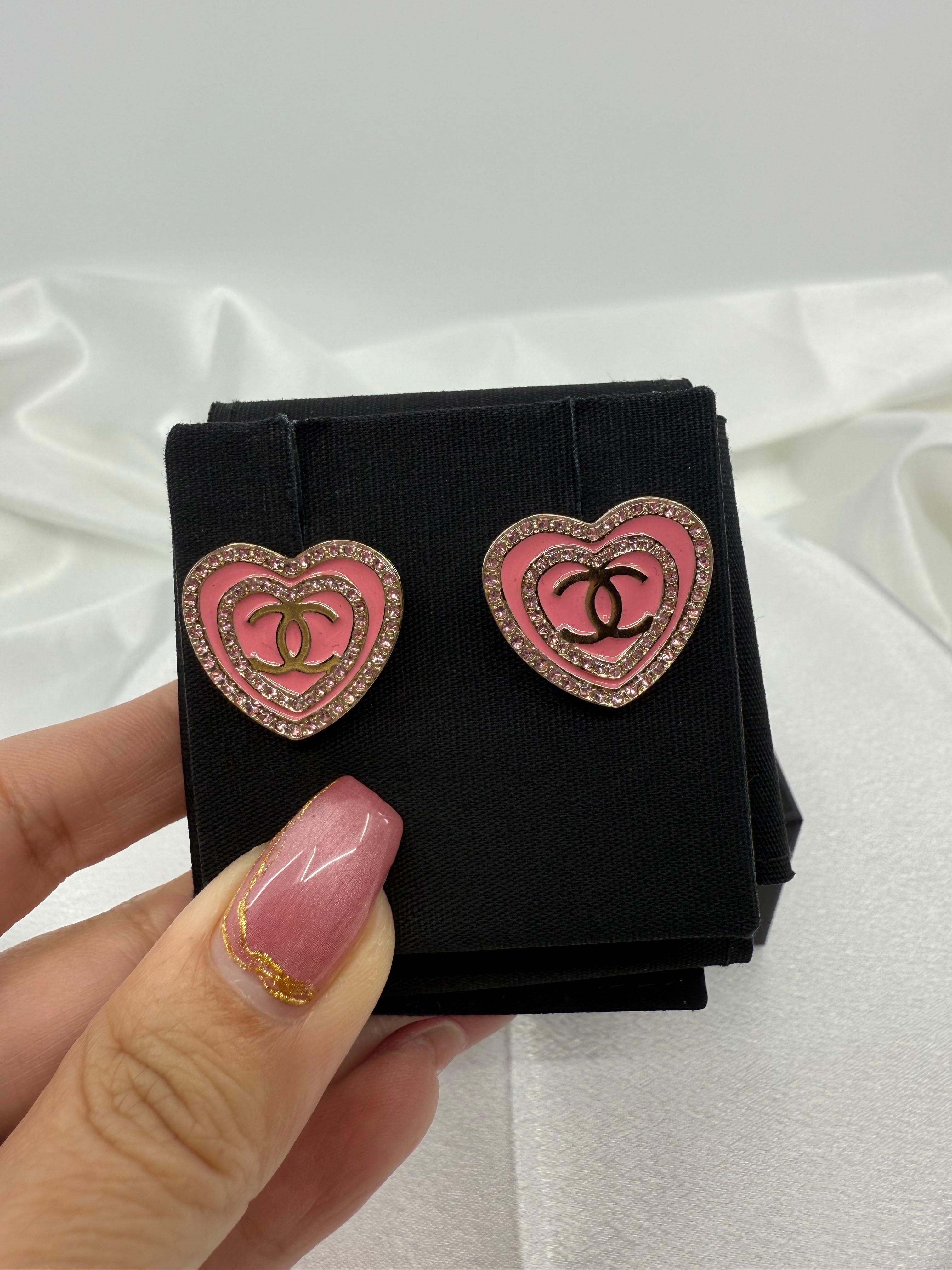 Chanel 2024 Orecchini a cuore CC rosa glitterato In condizioni buone in vendita a Bellevue, WA