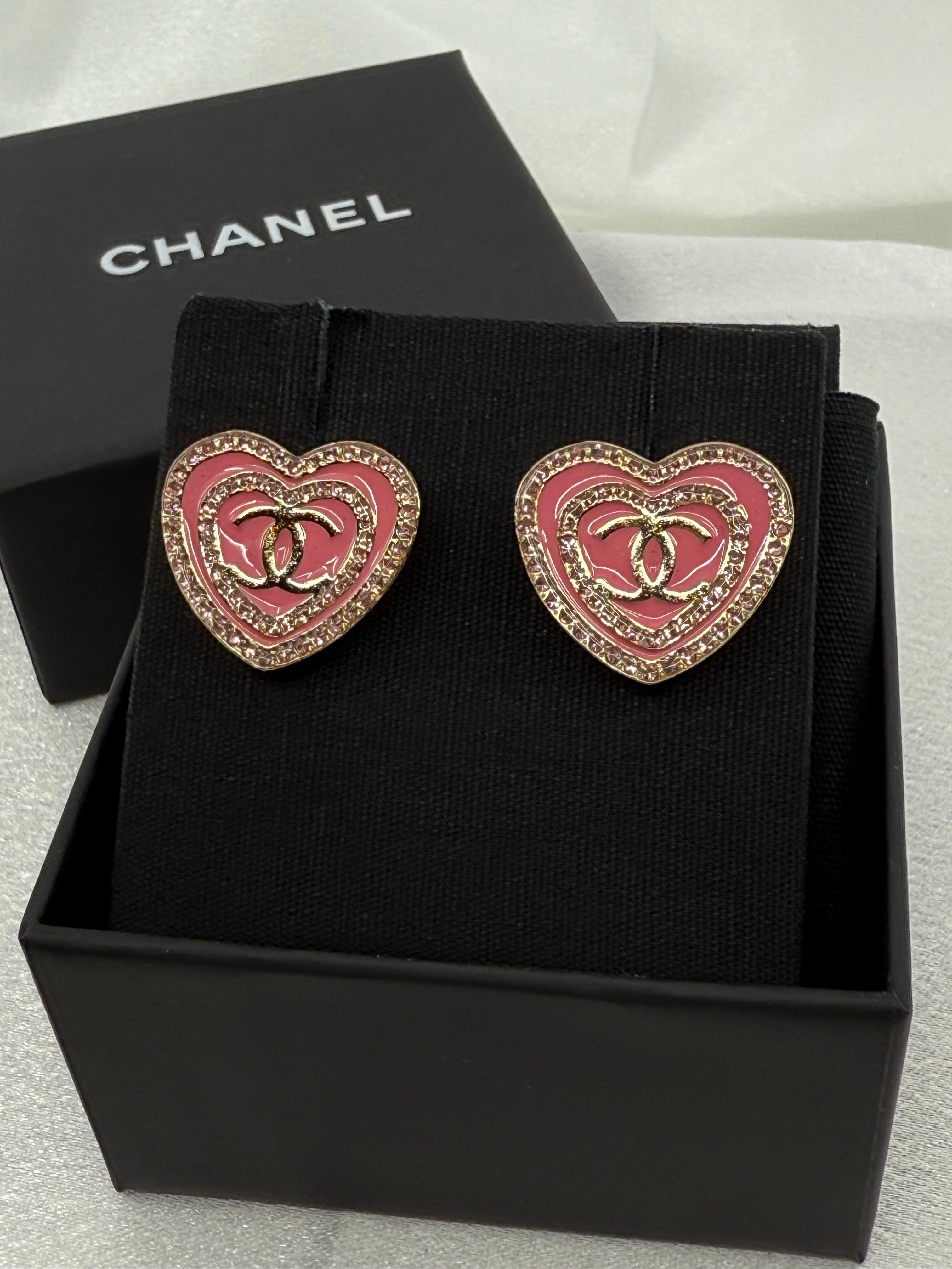 da uomo o donna Chanel 2024 Orecchini a cuore CC rosa glitterato in vendita