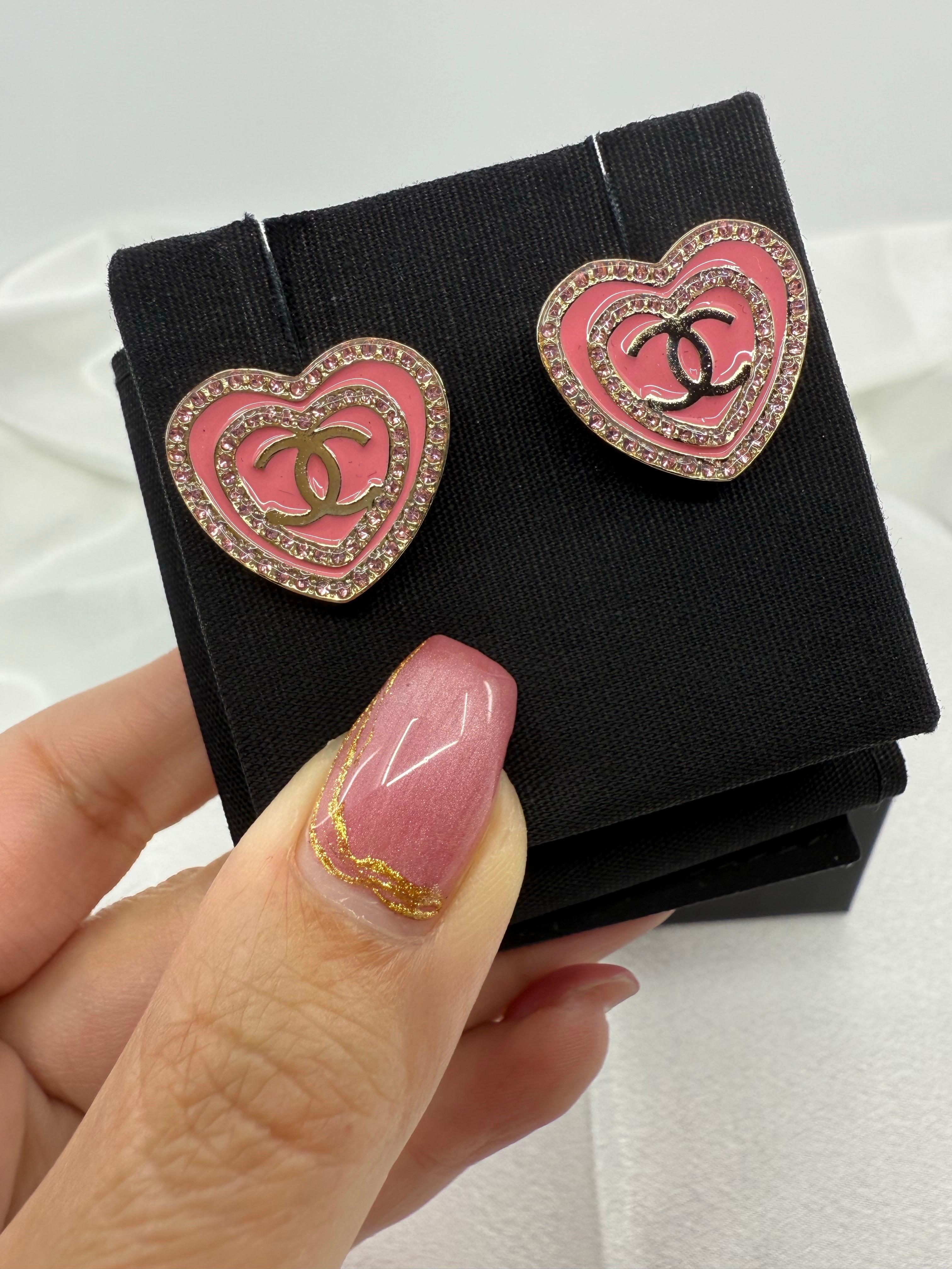 Chanel 2024 Orecchini a cuore CC rosa glitterato in vendita 1