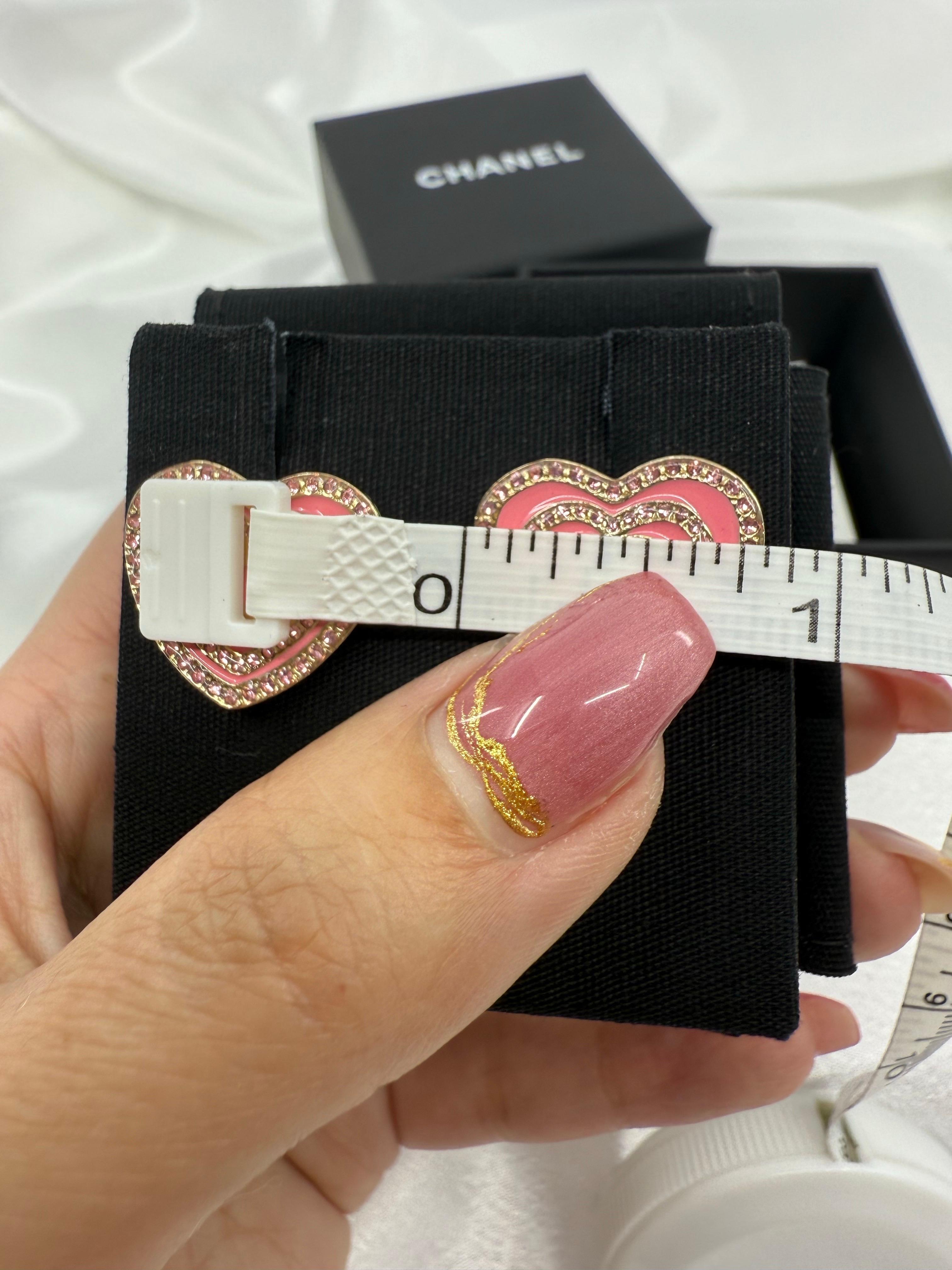 Chanel 2024 Orecchini a cuore CC rosa glitterato in vendita 2