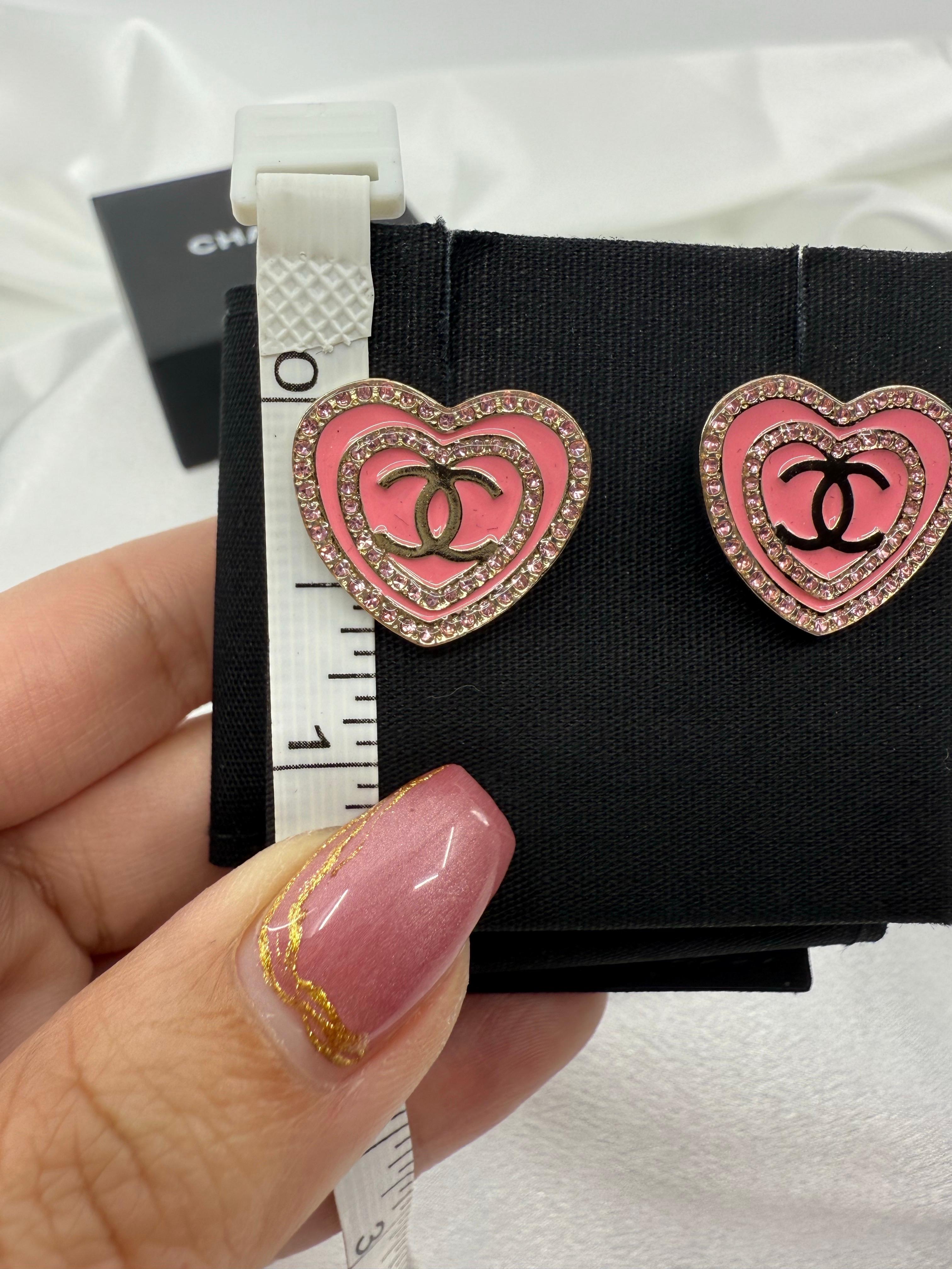 Chanel 2024 Orecchini a cuore CC rosa glitterato in vendita 3