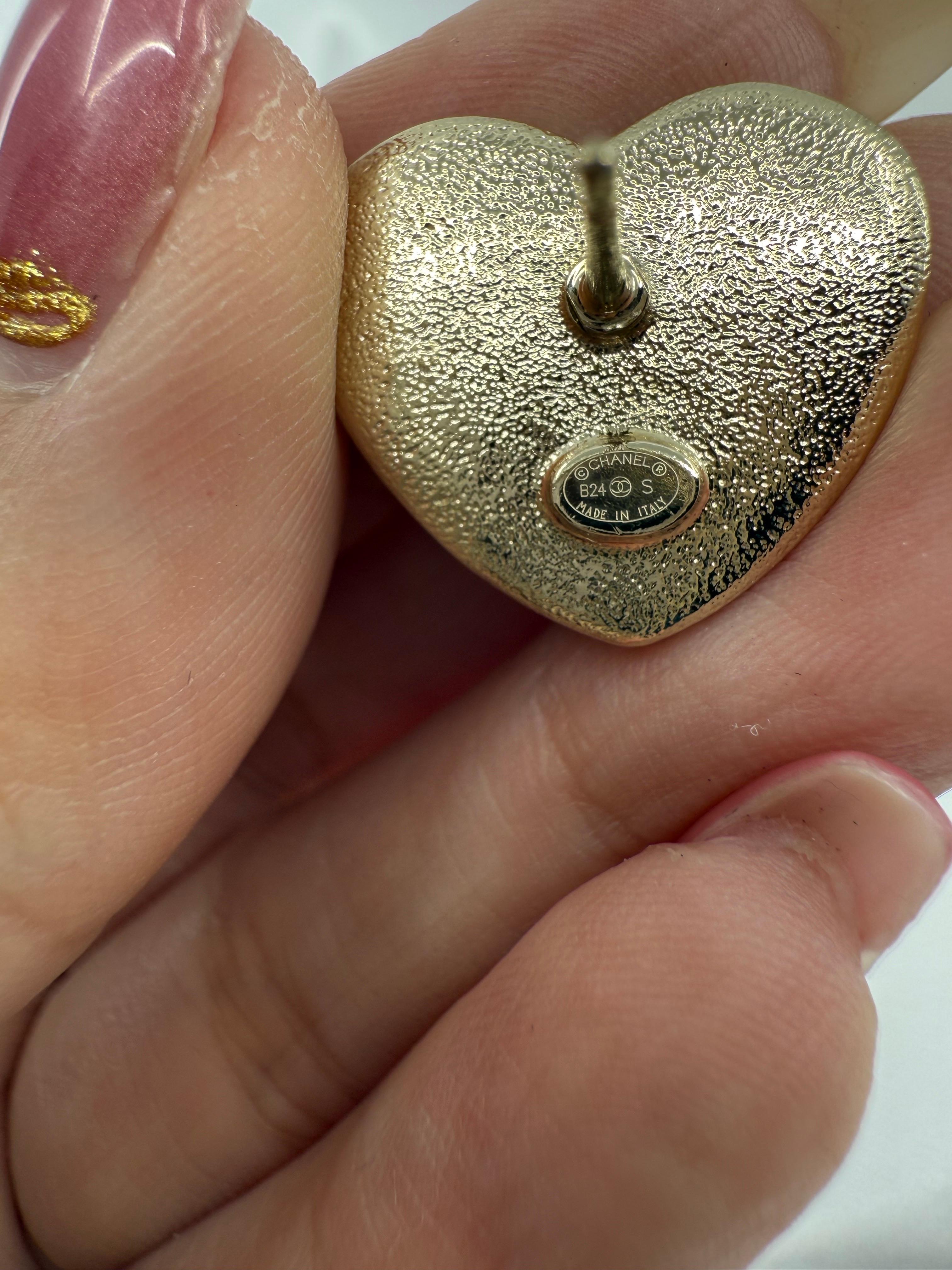 Chanel 2024 Orecchini a cuore CC rosa glitterato in vendita 4