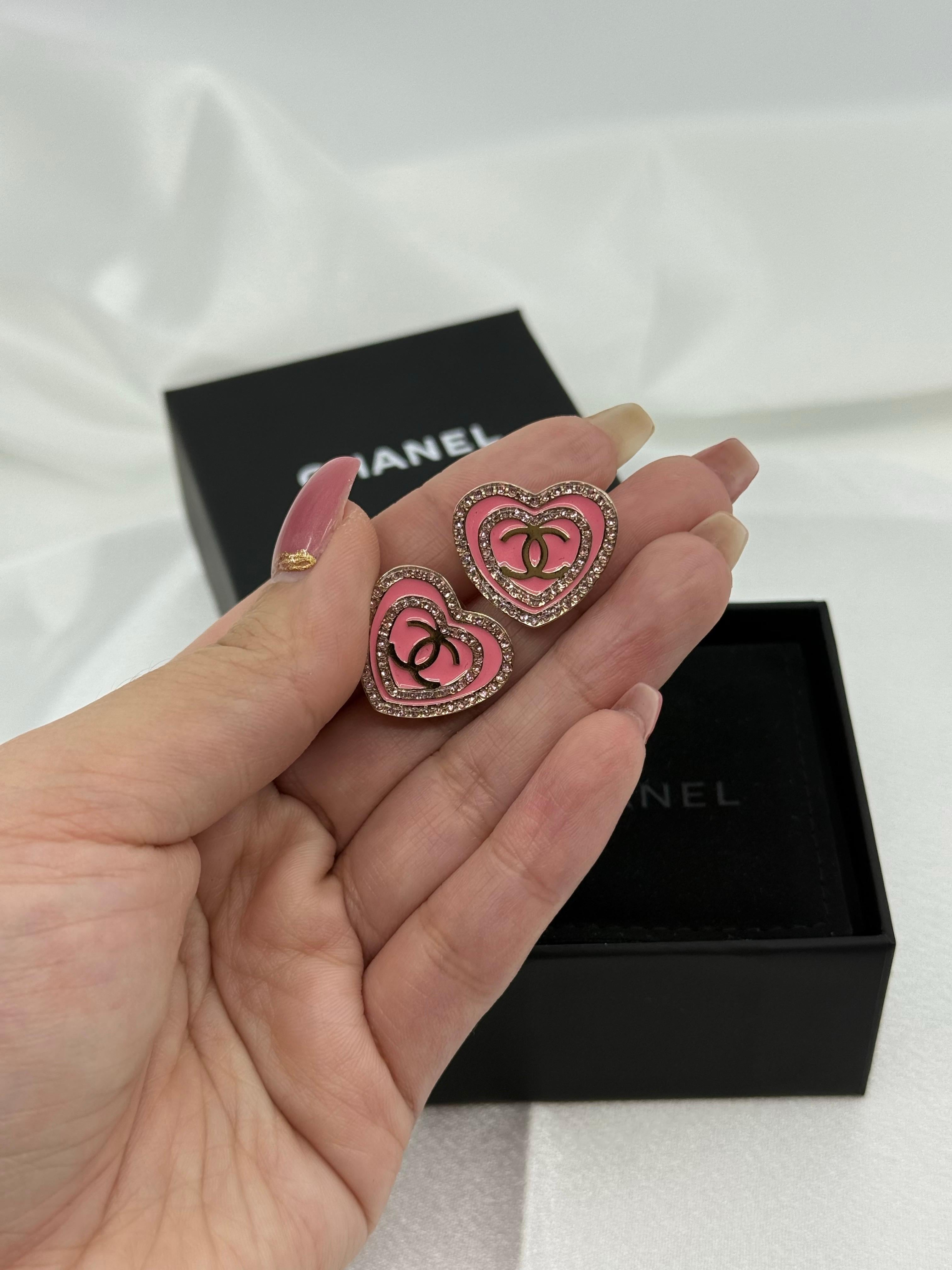 Chanel 2024 Orecchini a cuore CC rosa glitterato in vendita 5
