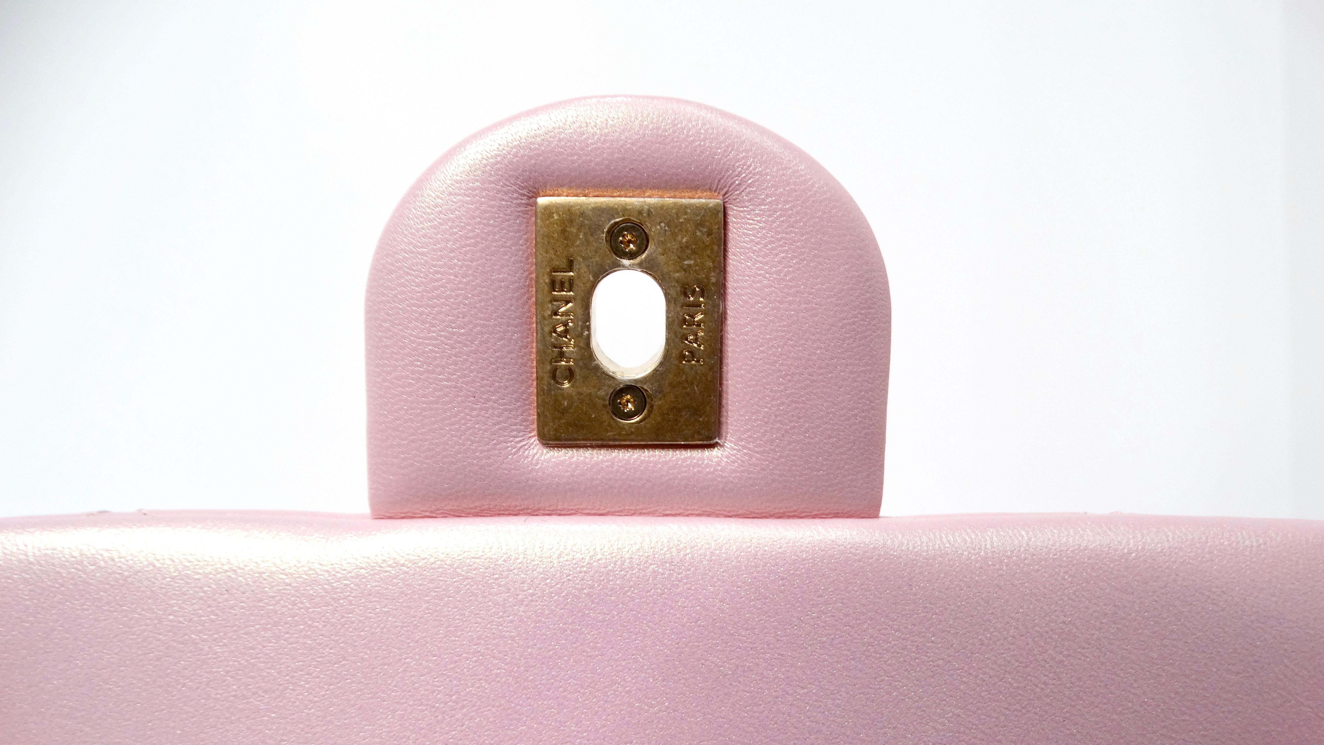 Mini sac à bandoulière Chanel 2024 rose perlé irisé en cuir d'agneau matelassé 6