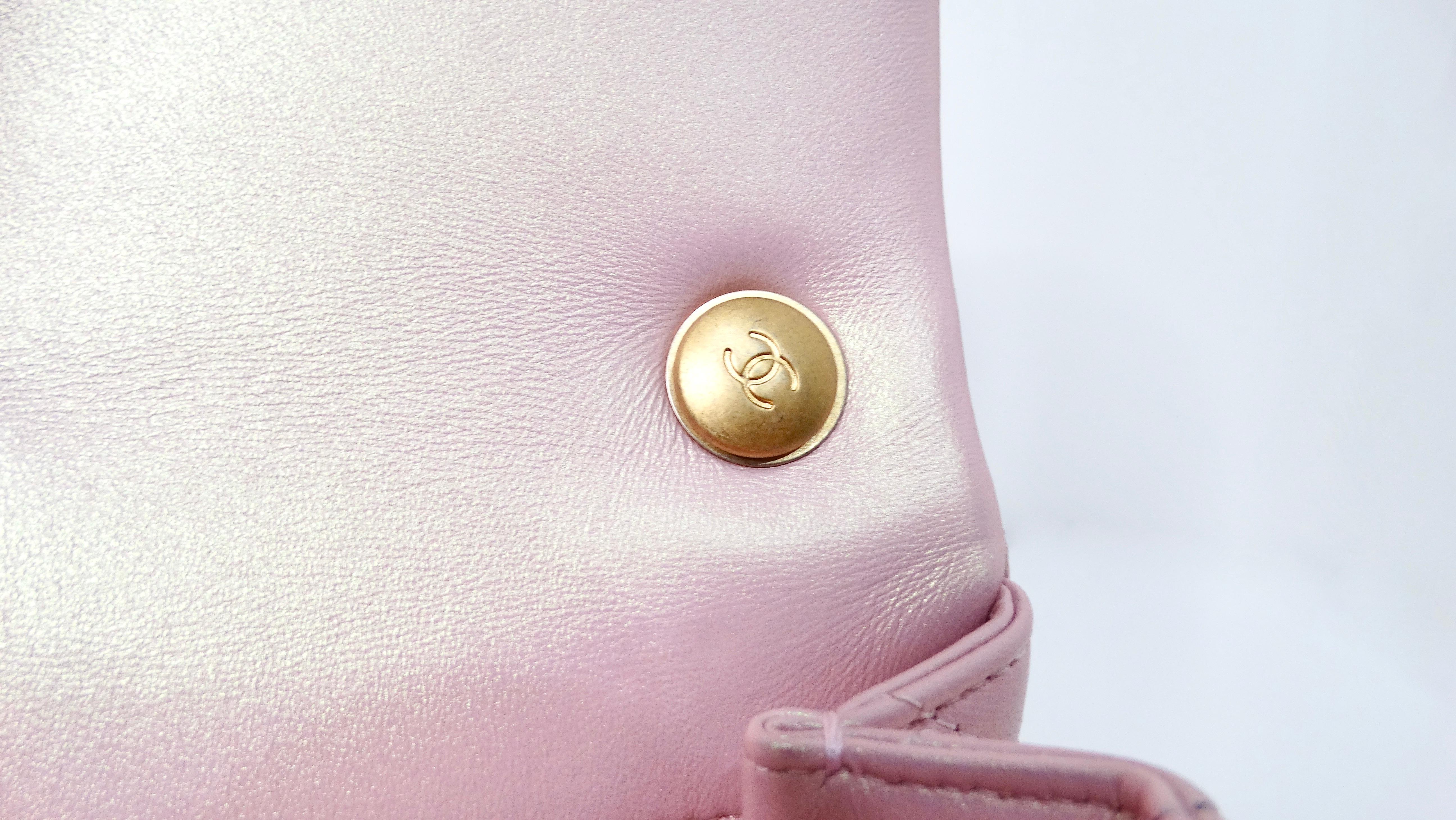 Mini sac à bandoulière Chanel 2024 rose perlé irisé en cuir d'agneau matelassé 7