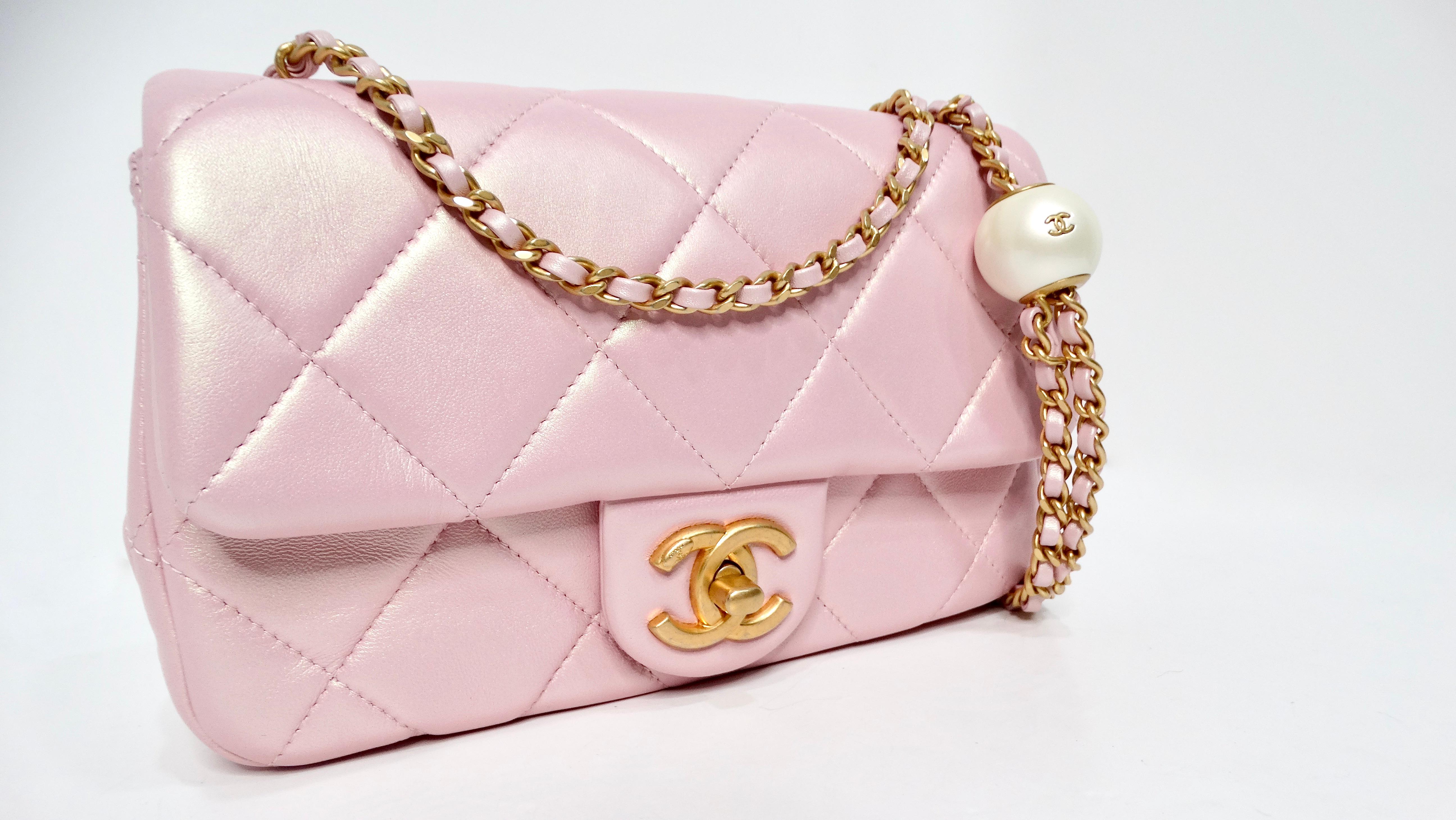 Beige Mini sac à bandoulière Chanel 2024 rose perlé irisé en cuir d'agneau matelassé