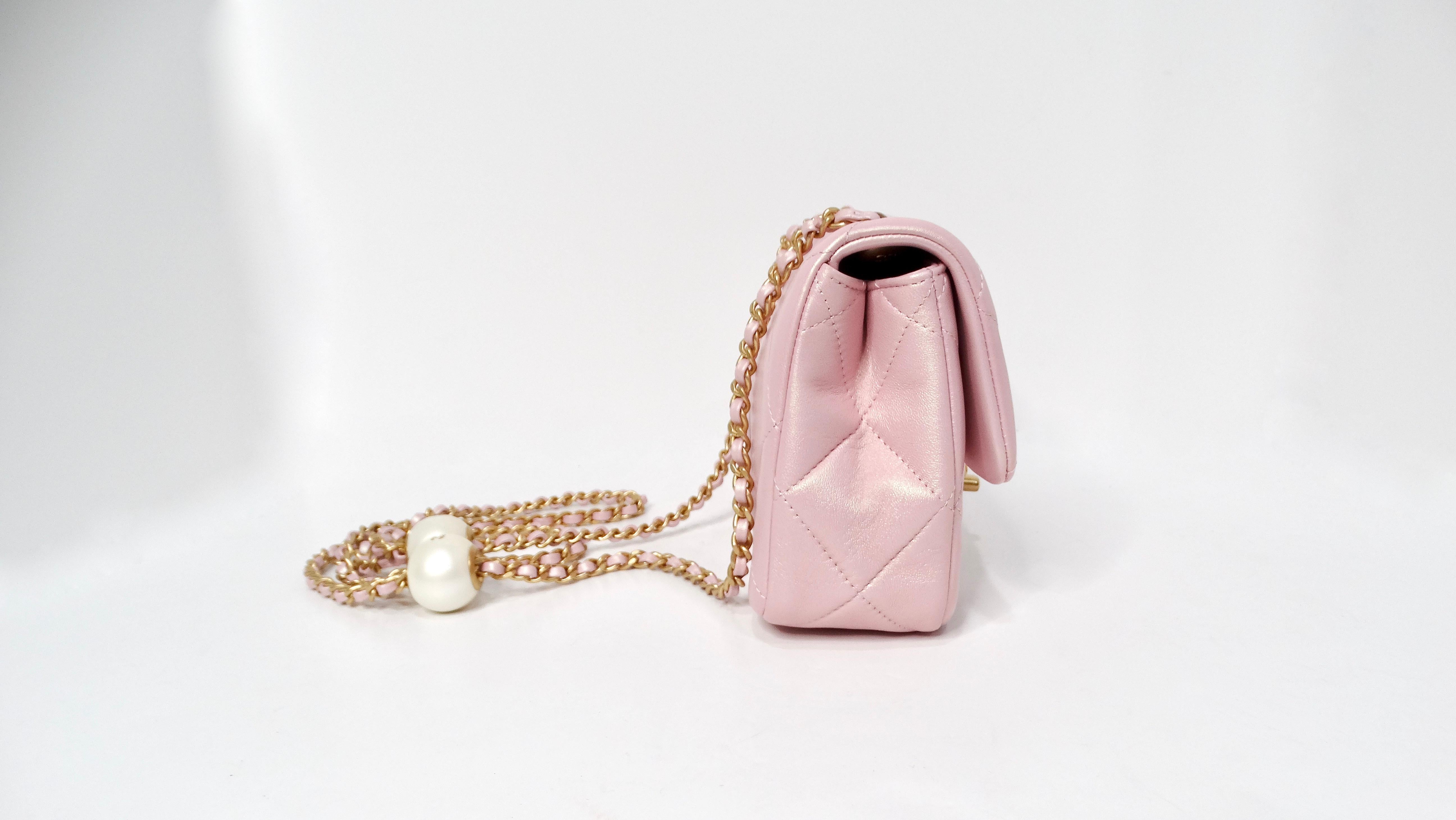 Mini sac à bandoulière Chanel 2024 rose perl�é irisé en cuir d'agneau matelassé Bon état à Scottsdale, AZ