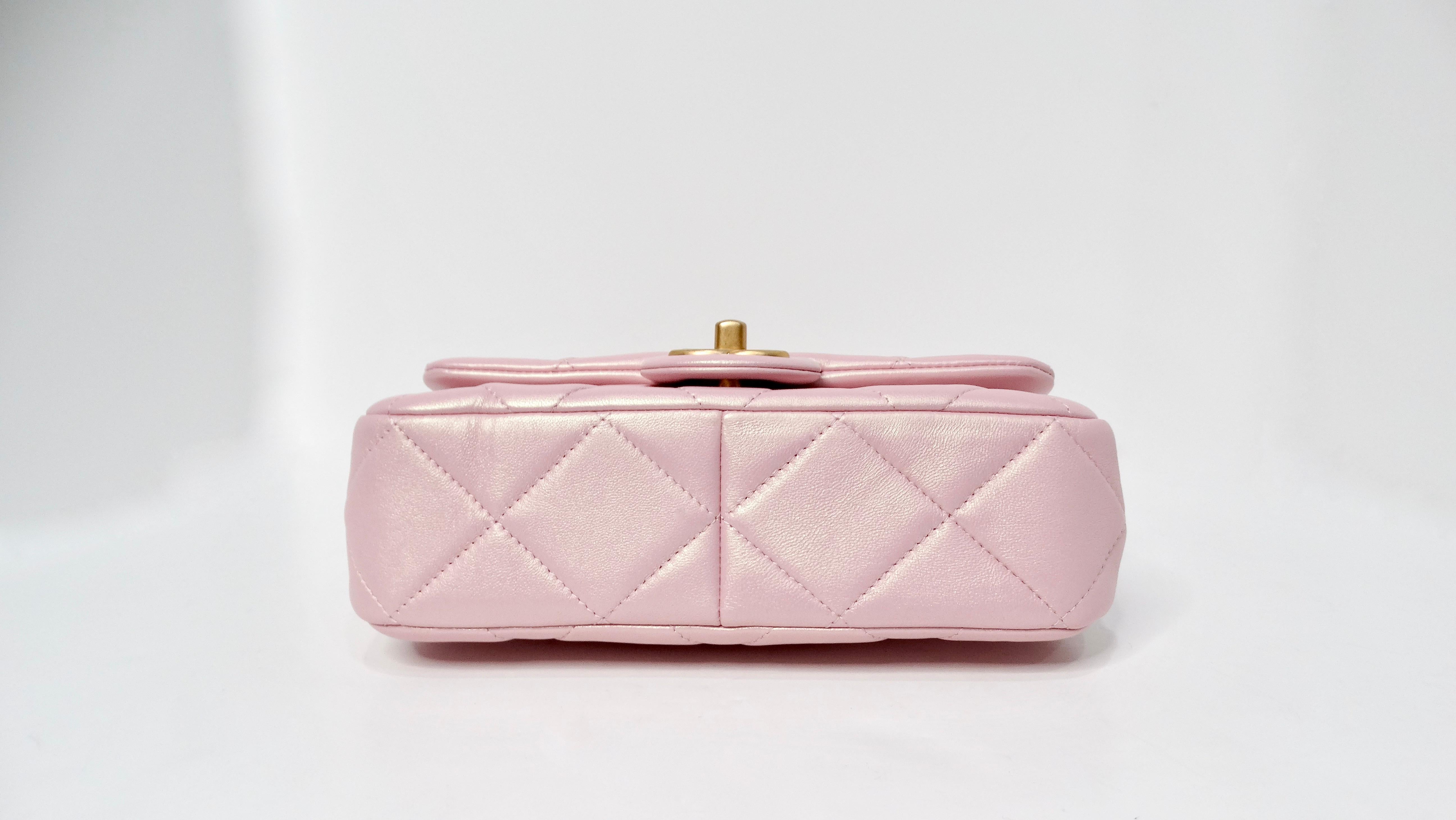 Mini sac à bandoulière Chanel 2024 rose perlé irisé en cuir d'agneau matelassé 1
