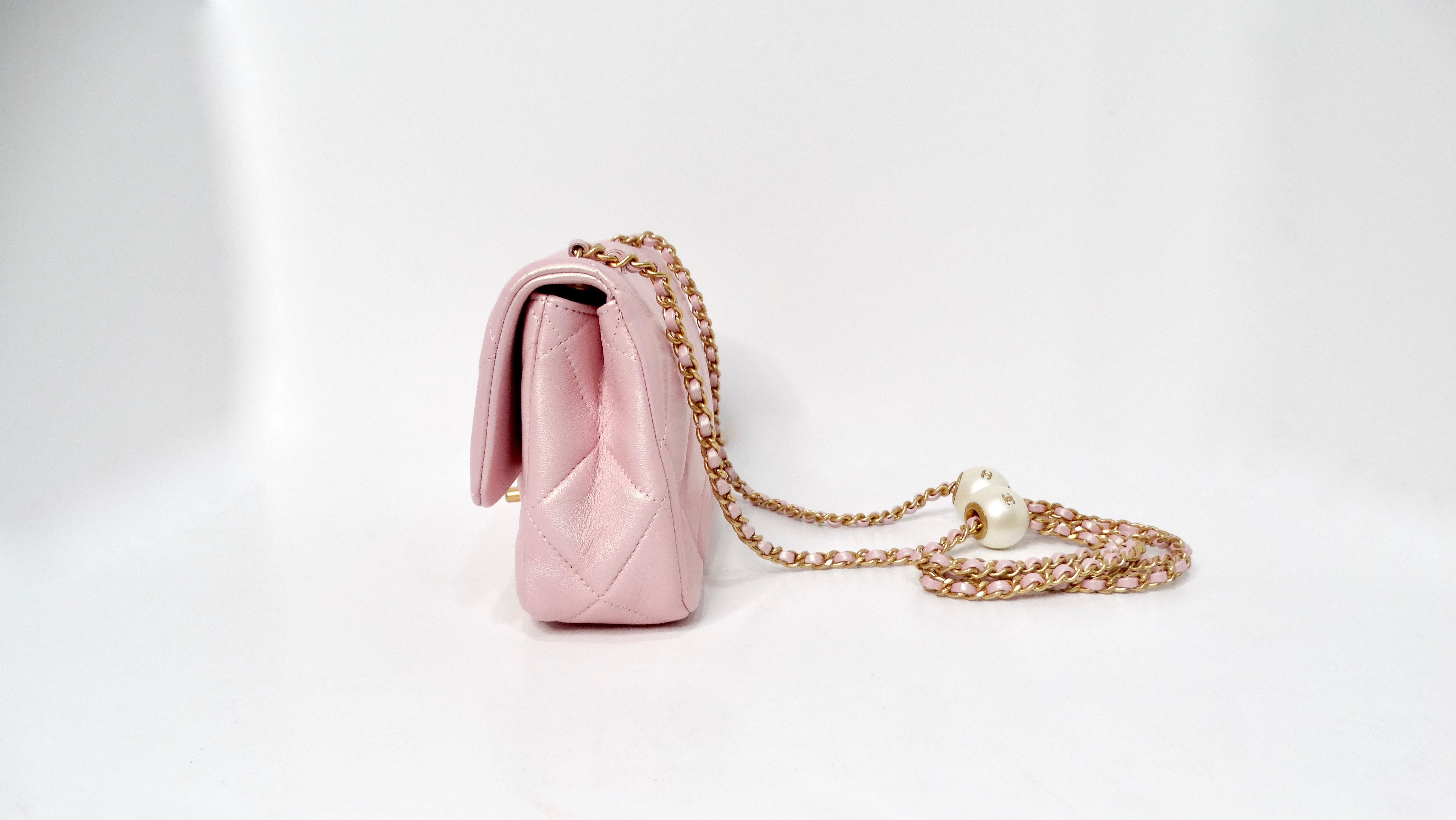 Mini sac à bandoulière Chanel 2024 rose perlé irisé en cuir d'agneau matelassé 3