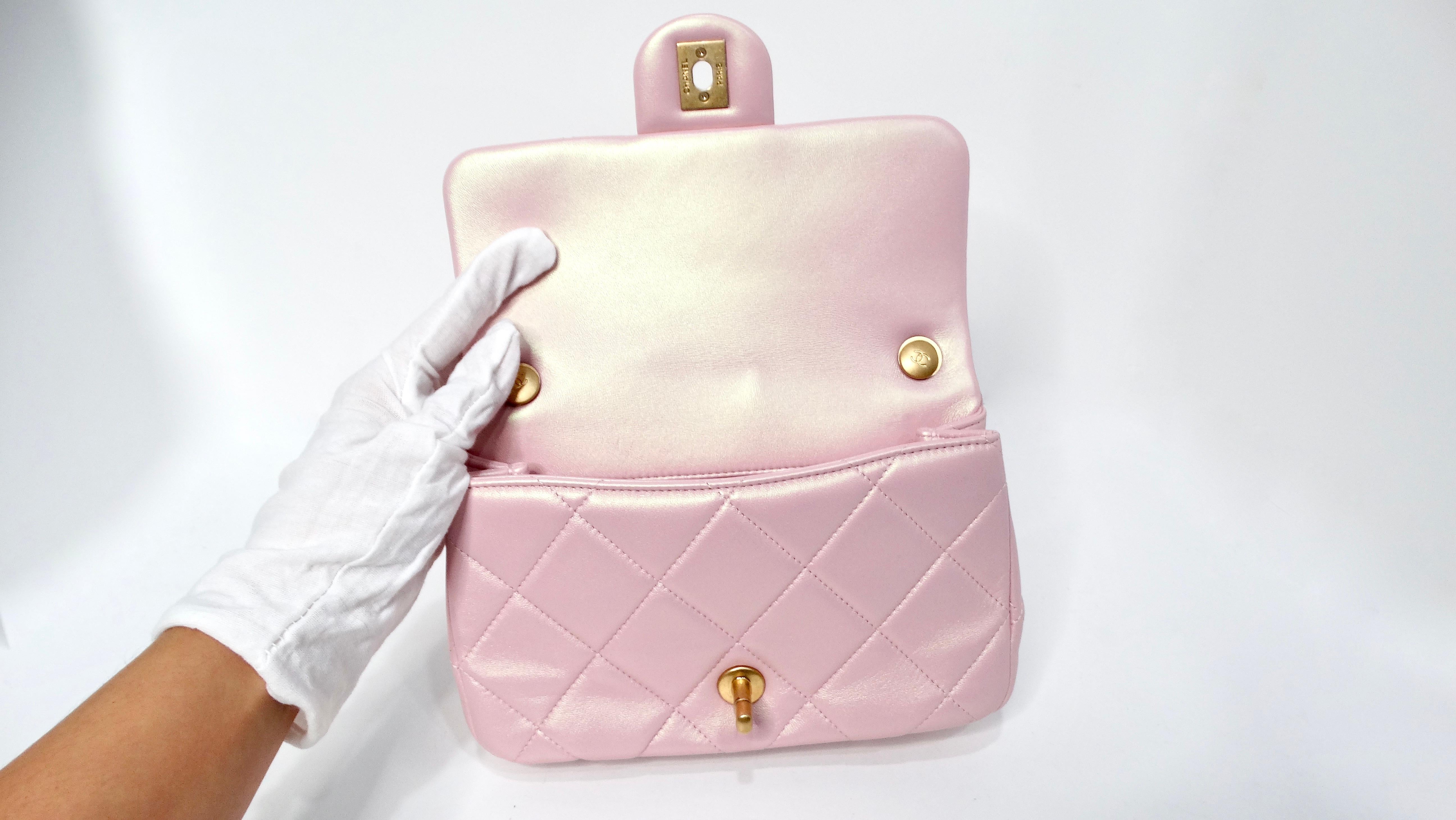Mini sac à bandoulière Chanel 2024 rose perlé irisé en cuir d'agneau matelassé 4