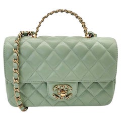 Chanel 2024 Borsa rettangolare con mini logo in strass e patta superiore