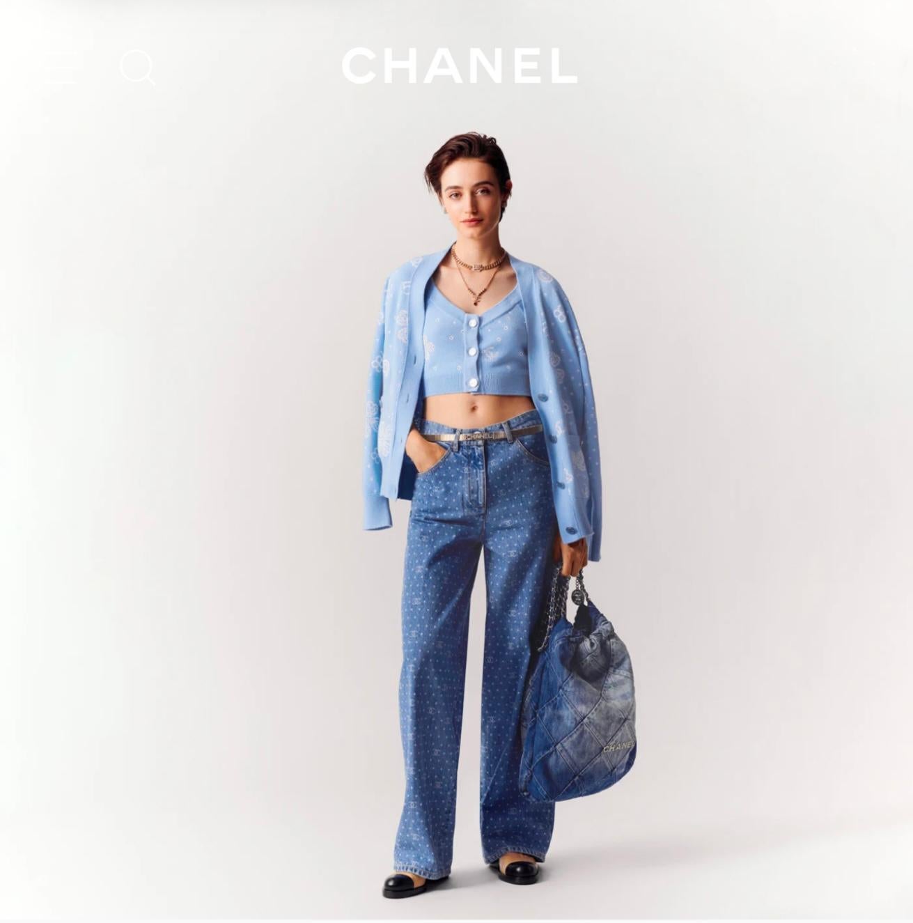 Iconic Chanel blue embroidered cashmere cardigan ~ from 2024 Spring Collection!
Bought for 6,000€
- CC logo buttons
- amazing intricate embroidery with brand's symbols ~ clovers, CC logos, fives
- composition 100% cashmere
Size mark 38 FR /