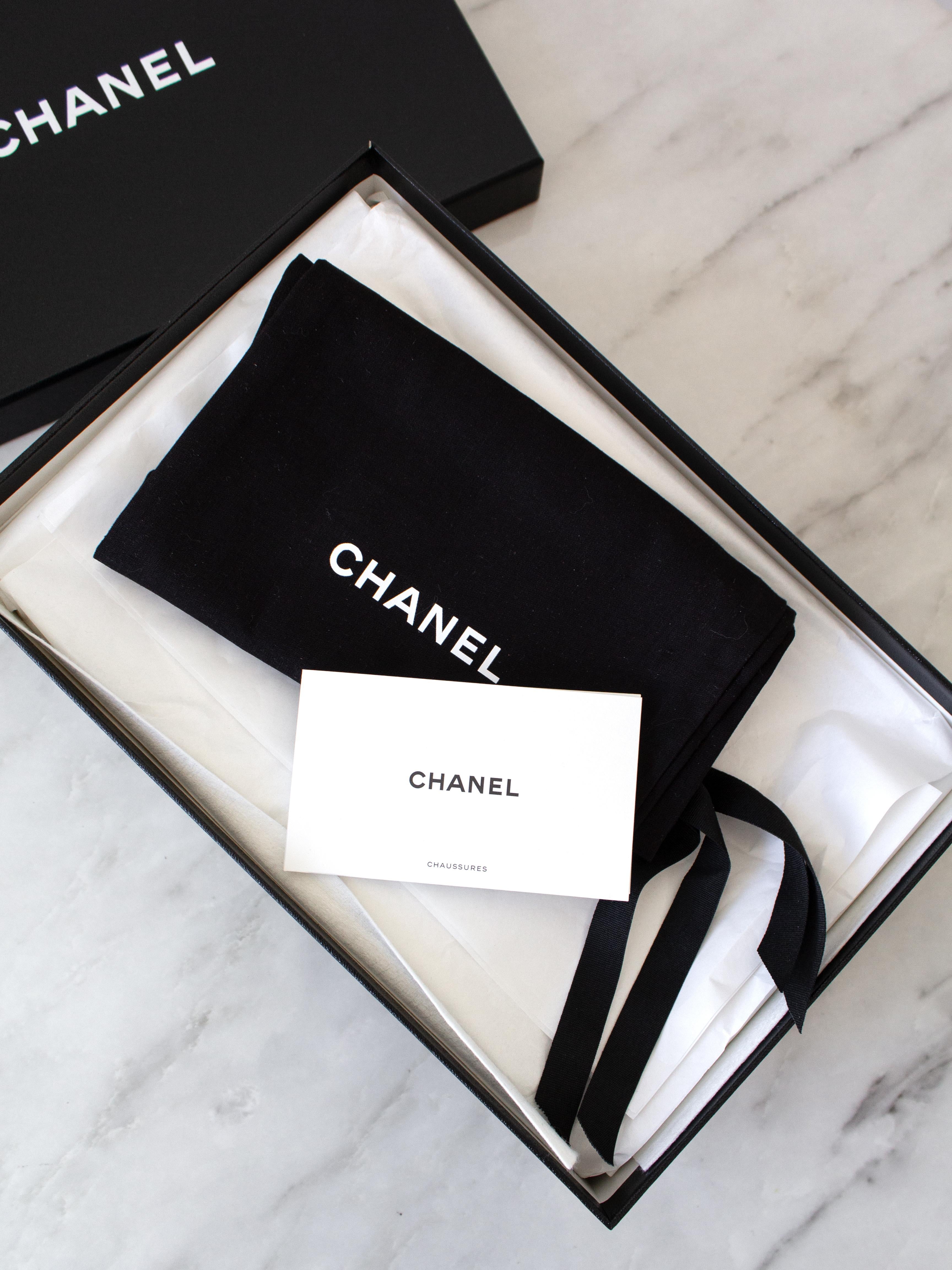 Chanel 2024 Weiß Schwarz verschönerte Perle Kristall Kamelie 24P Slingback Schuhe im Angebot 8