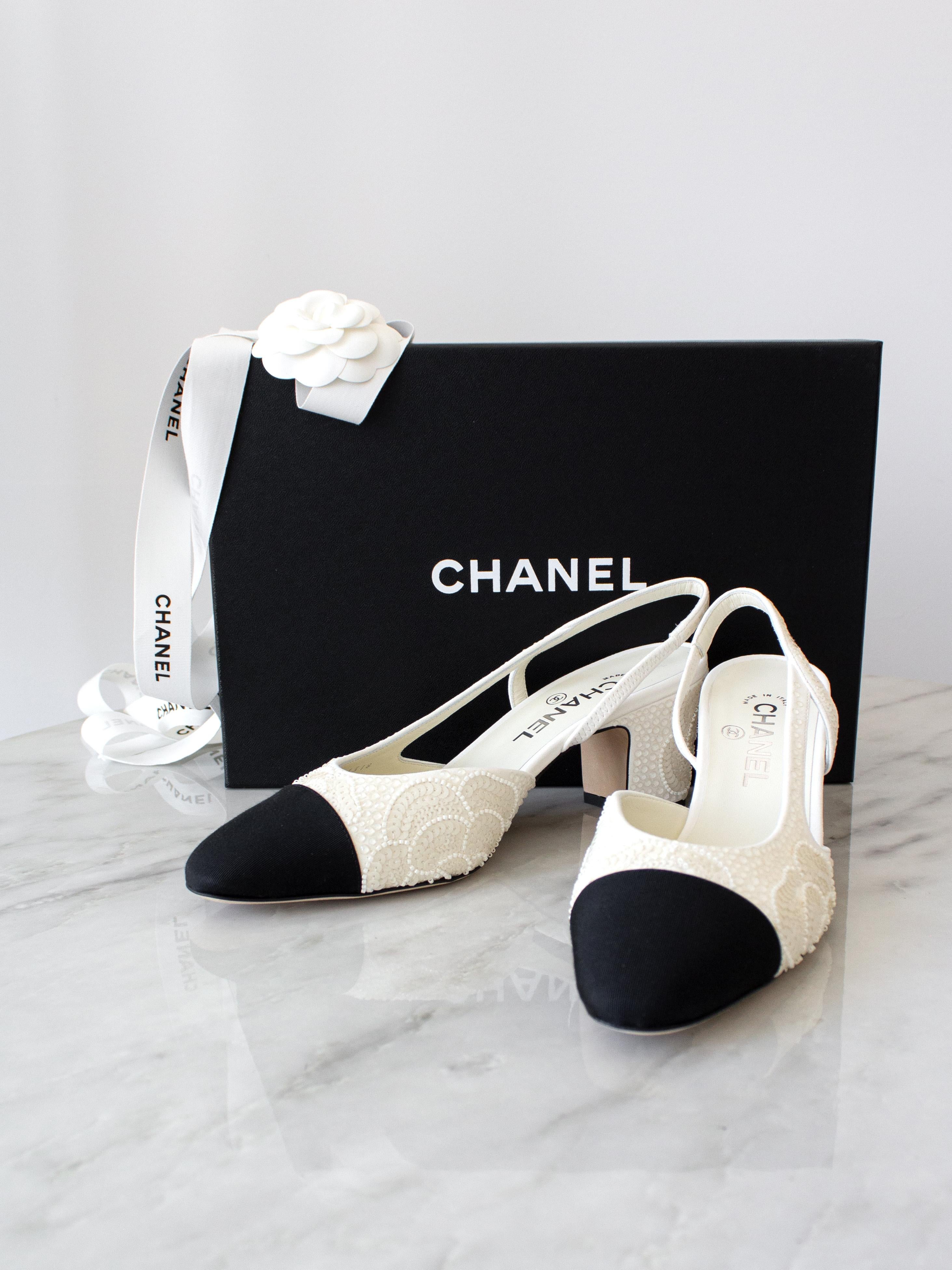 Wir stellen Ihnen die schönsten Schuhe des Jahres 2024 vor: Slingback mit Kristallverzierung aus der Collection'S 24P. Geschmückt mit schimmernden Kristallen, zarten Pailletten und schimmernden Perlen in Form der ikonischen Kamelienblüte von Chanel,