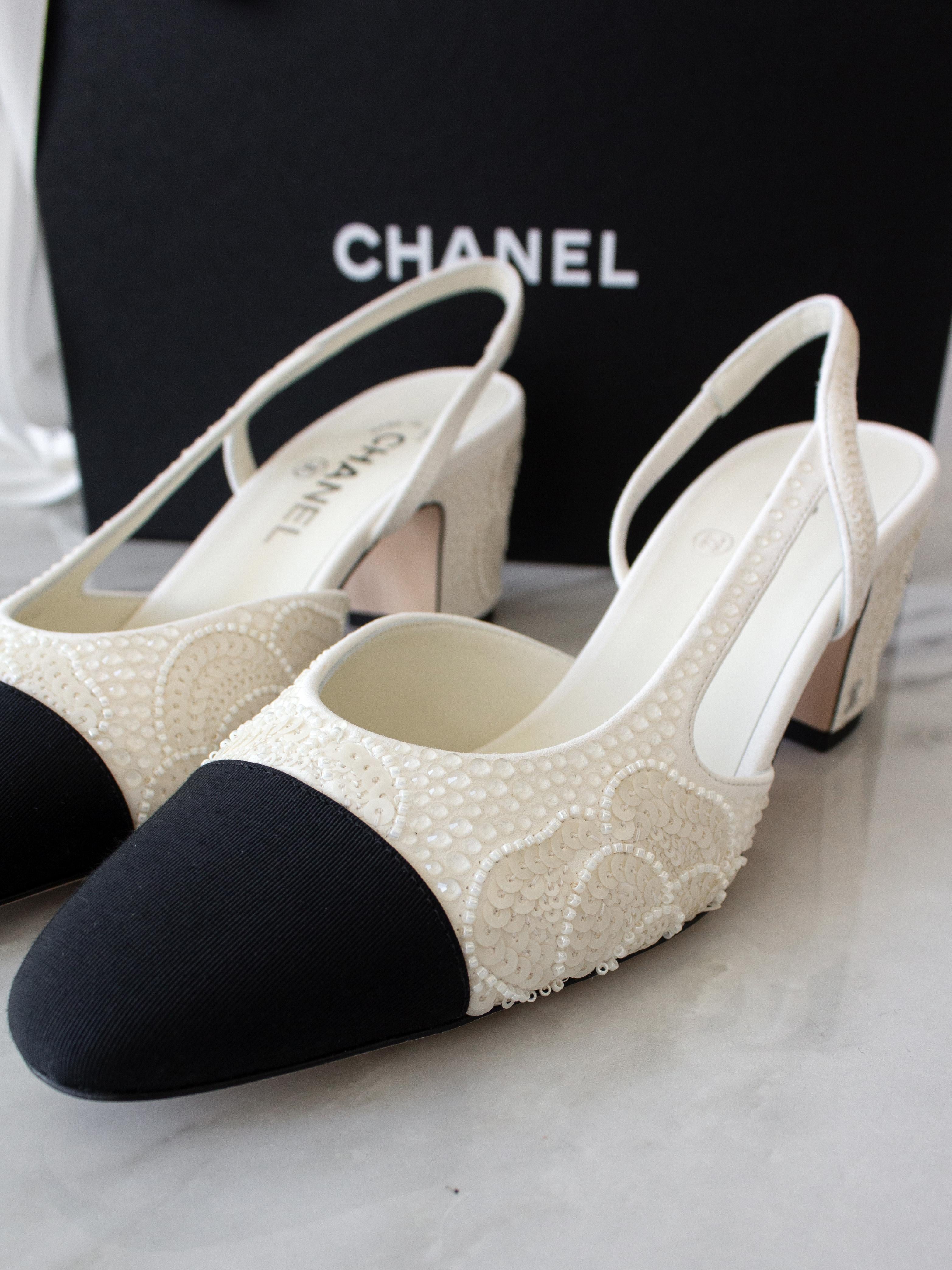 Chanel 2024 Weiß Schwarz verschönerte Perle Kristall Kamelie 24P Slingback Schuhe Damen im Angebot