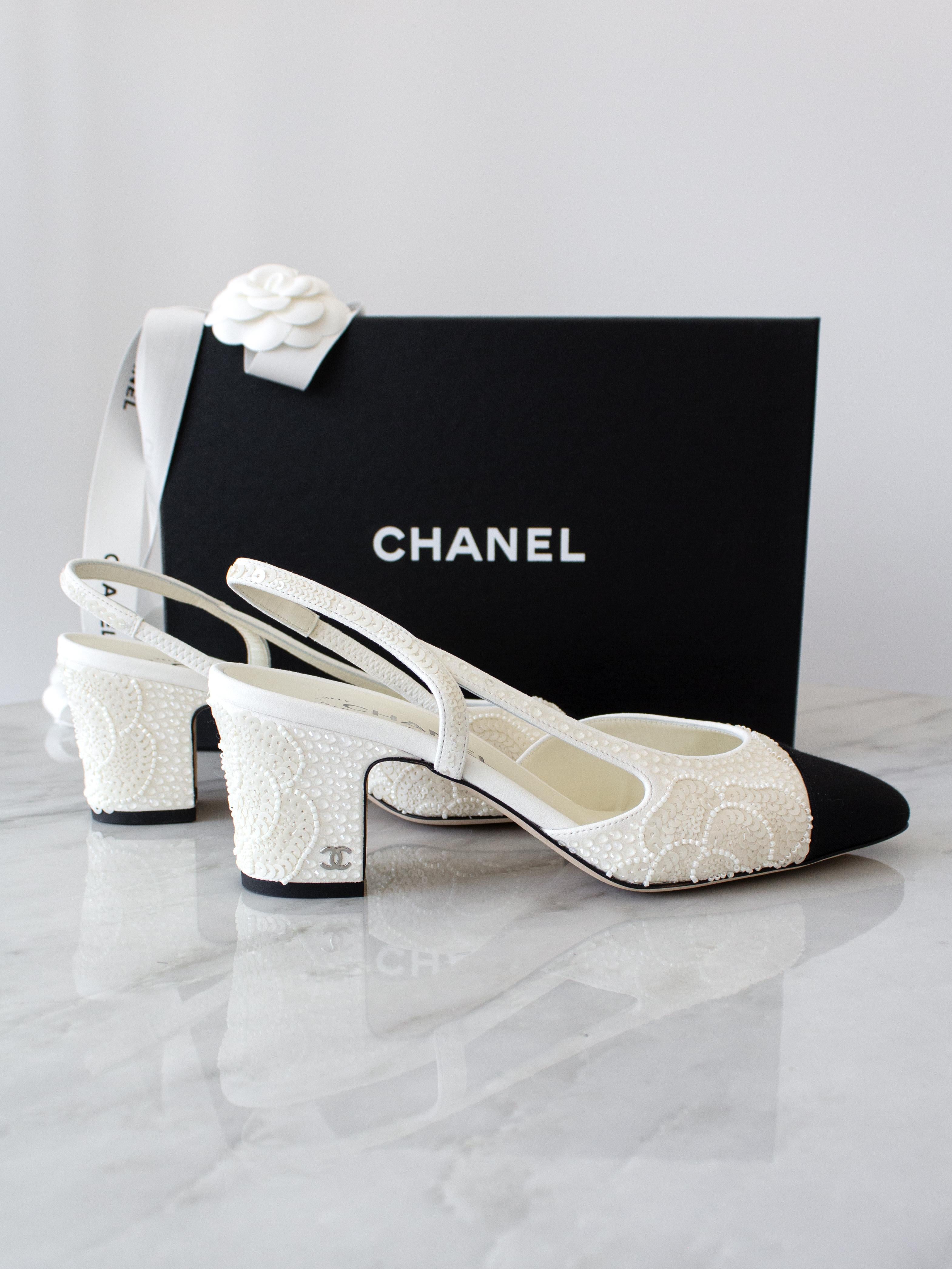 Chanel 2024 Weiß Schwarz verschönerte Perle Kristall Kamelie 24P Slingback Schuhe im Angebot 2