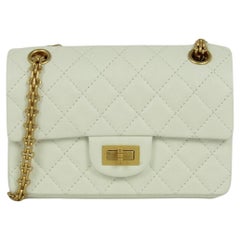 Chanel 2024 Borsa con patta in pelle di vitello bianca trapuntata 2.55 Mini 224 Reissue