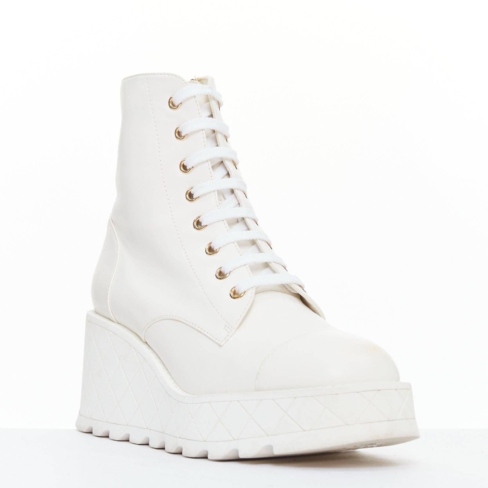 CHANEL 2024 white leather CC logo grid platform lace up wedge boots EU39
Reference: AAWC/A01504
Brand: Chanel
Designer: Virginie Viard
Material: Leather
Color: White, Gold
Pattern: Solid
Closure: Zip
Lining: White Leather
Extra Details: Chanel