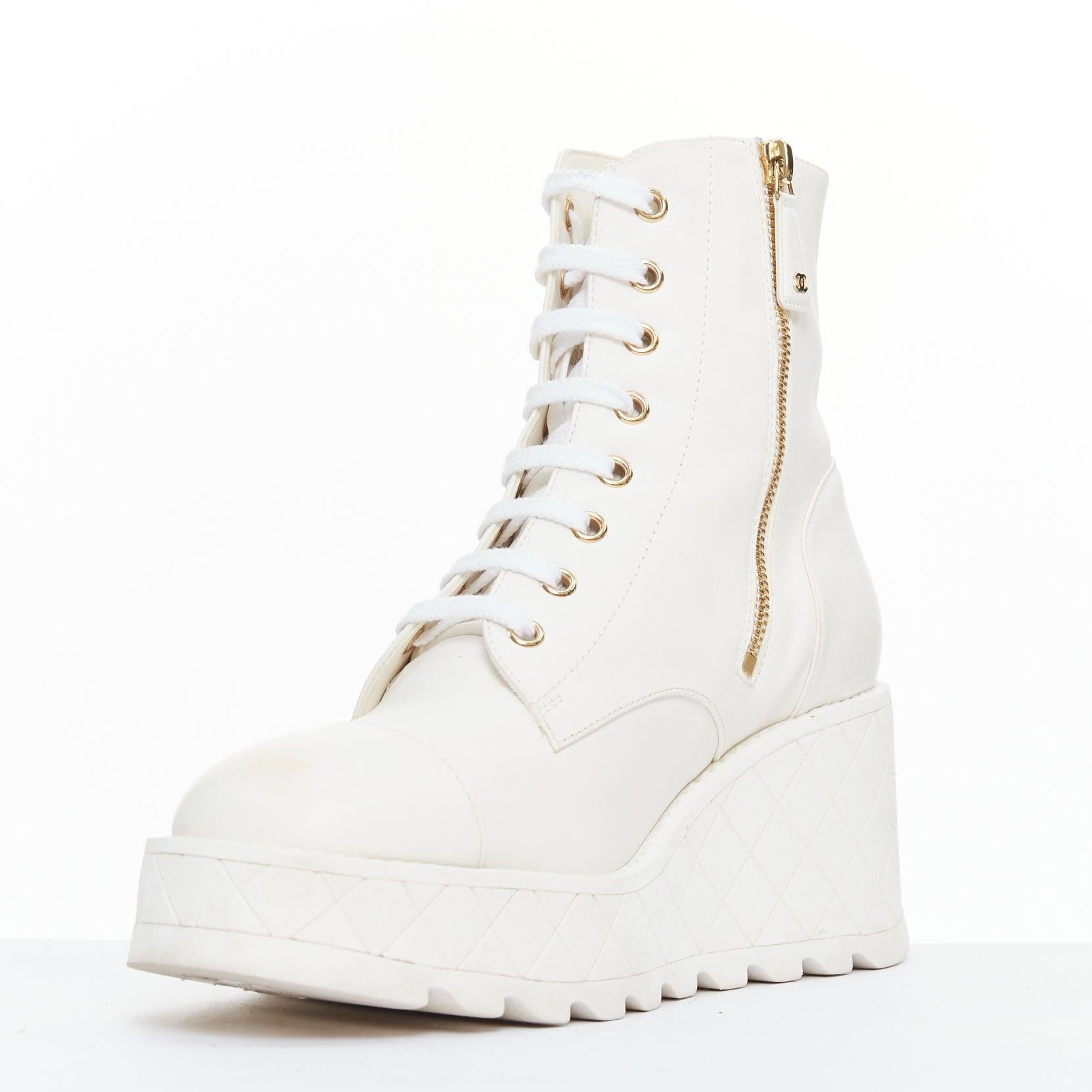 CHANEL 2024 white leather CC logo grid platform lace up wedge boots EU39 im Zustand „Gut“ im Angebot in Hong Kong, NT