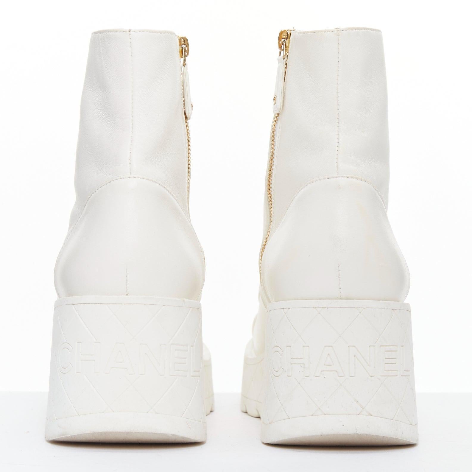 CHANEL 2024 white leather CC logo grid platform lace up wedge boots EU39 Damen im Angebot