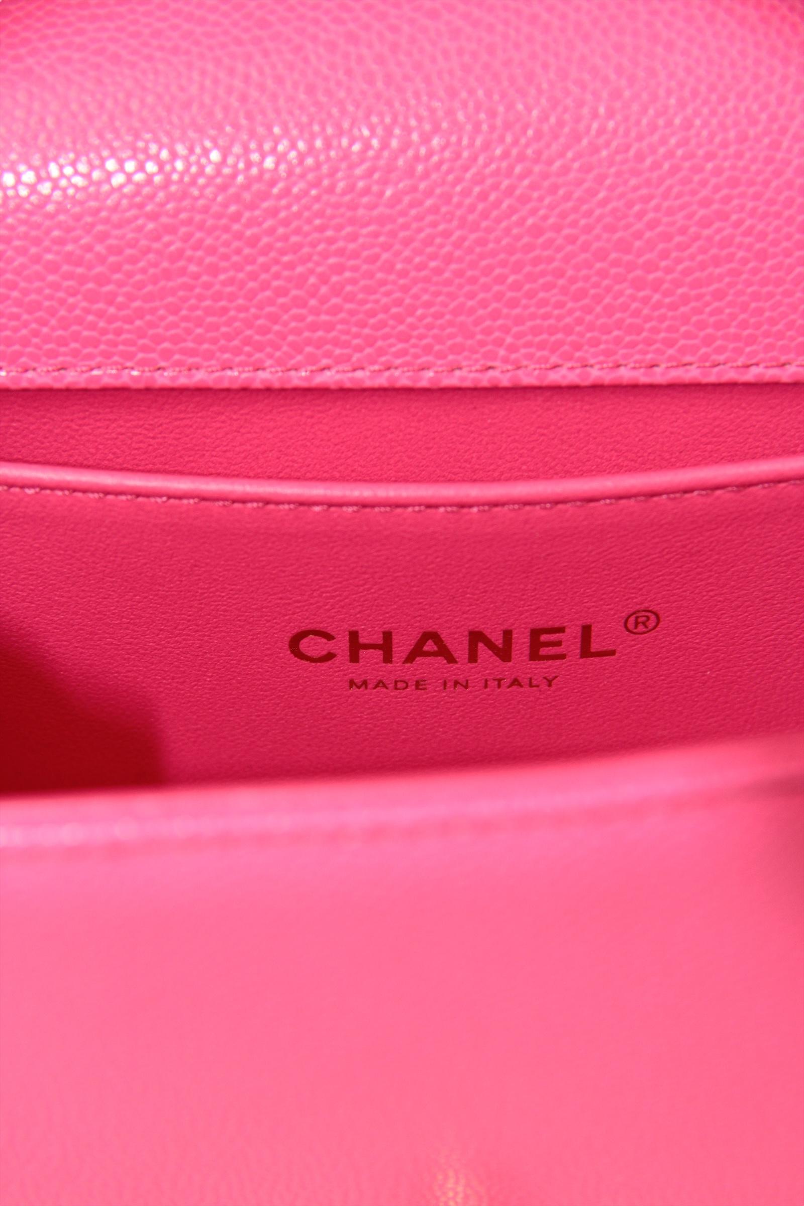 Chanel 2024C Fuchsia Neonrosa Kaviar Leder gesteppte kleine Boy Bag im Angebot 5