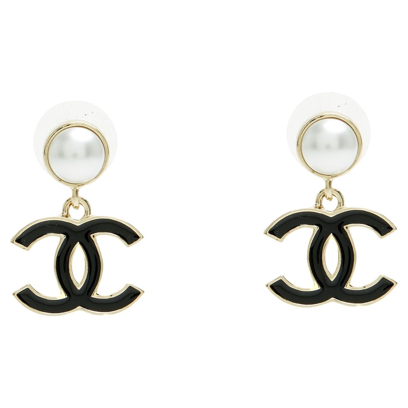 Chanel 2025 Boucles d'oreille Clous CC Black Enamel Golden Pendant Stud Earrings