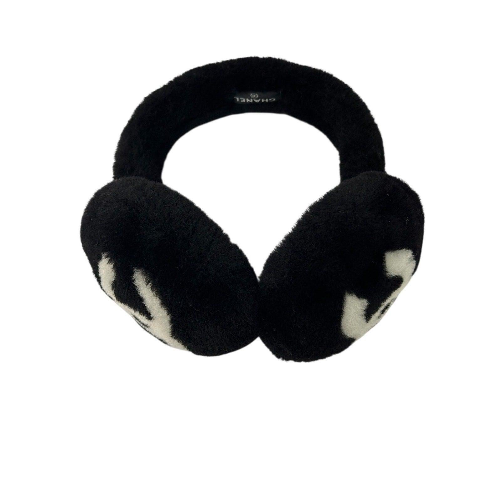 Rimani al caldo e alla moda con questi paraorecchie della collezione Coco Chanel 2025 Neige! Questi paraorecchie chic sono caratterizzati da uno shearling bianco e nero con l'iconico logo CC intrecciato su ciascun lato. Perfetto per aggiungere un