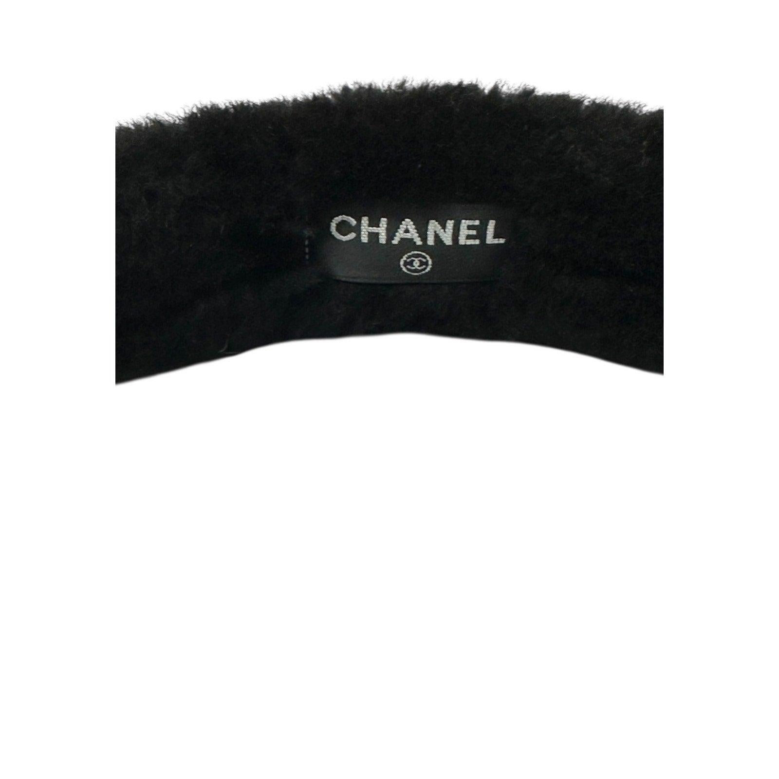 Chanel 2025 CC Paraorecchie in shearling bianco e nero In condizioni ottime in vendita a Krakow, PL