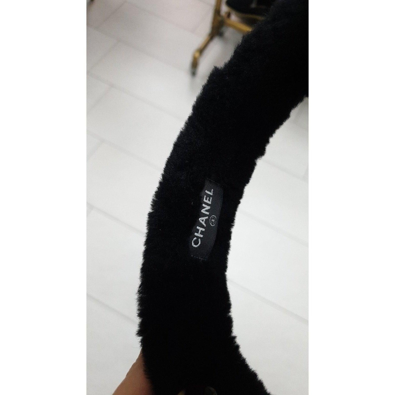 Donna Chanel 2025 CC Paraorecchie in shearling bianco e nero in vendita