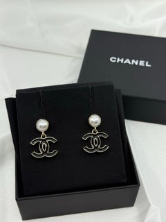 Orecchini Chanel 2025 con finte perle CC