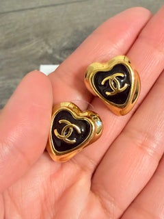 Chanel 2025 Ohrstecker mit goldenem Herz und CC-Logo