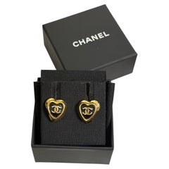 Chanel 2025 Ohrstecker mit goldenem Herz und CC-Logo