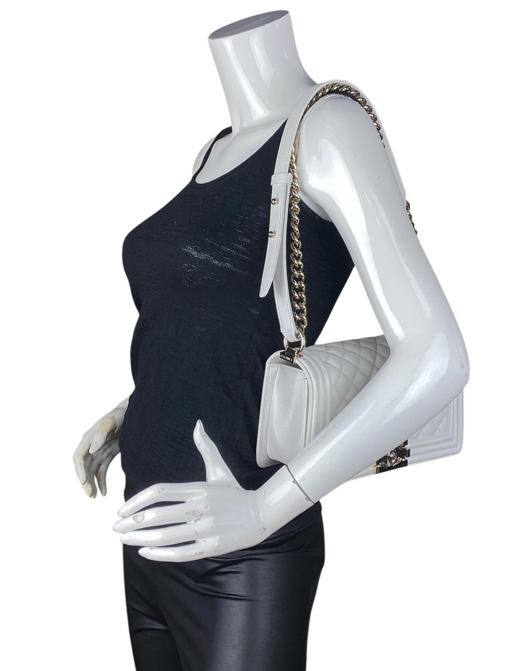 Chanel White Caviar Quilted Medium Boy Bag w/ GHW

Prodotto in: Francia
Anno di produzione: 2025
Colore: bianco
Ferramenta: Oro pallido
Materiali: Pelle di caviale
Fodera: Pelle
Chiusura/apertura: Patta superiore con pushlock
Tasche esterne: